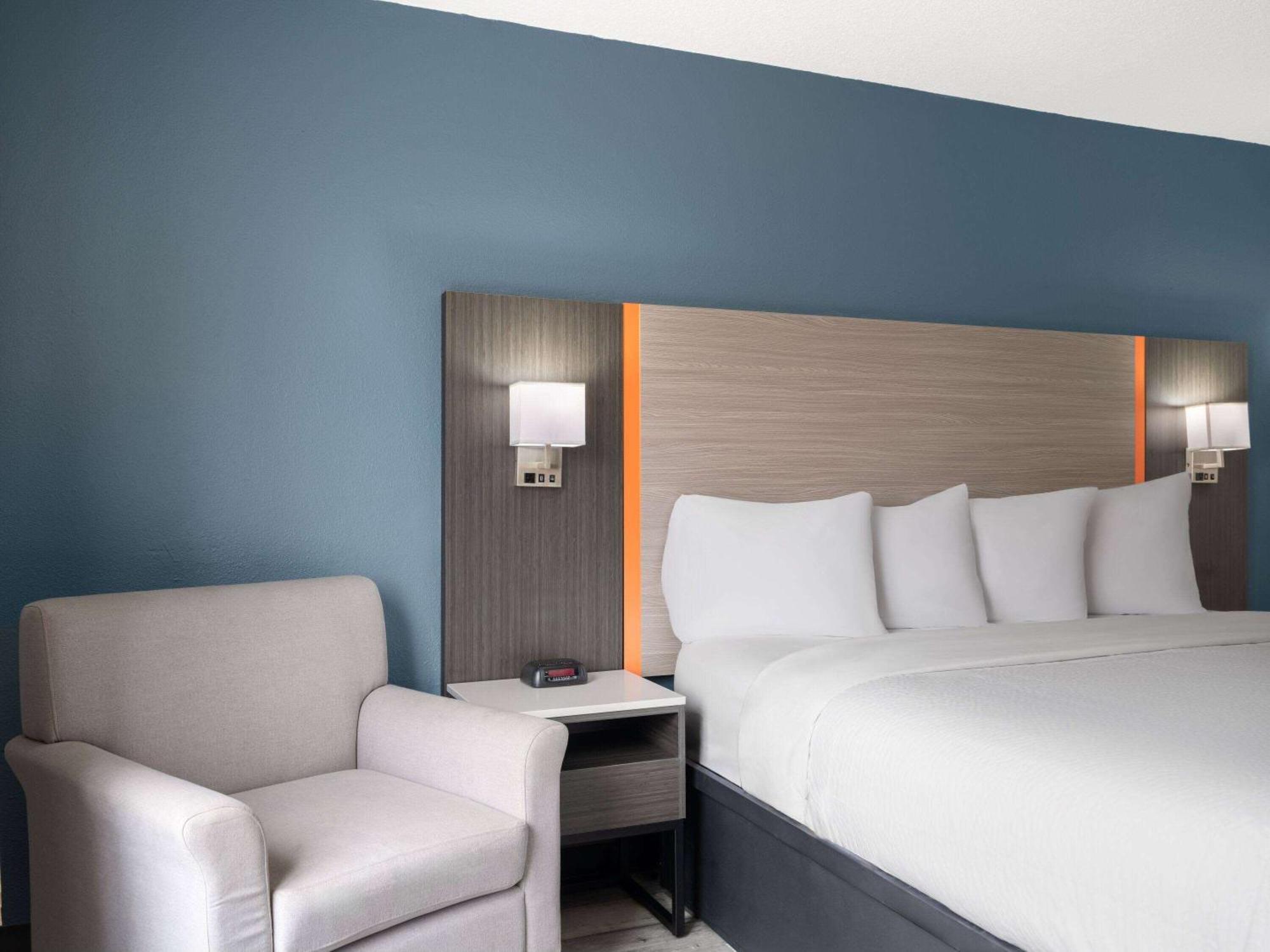 King Room with Mobility/Hearing Access and Roll-In Shower, Non-Smoking