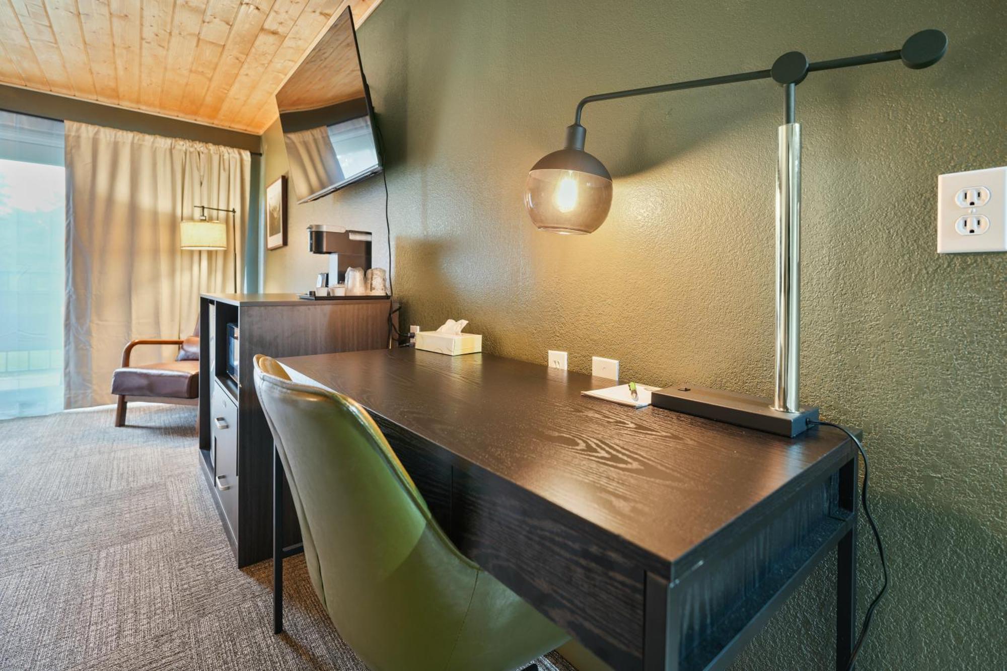 Queen Room,1618305694:JPEG