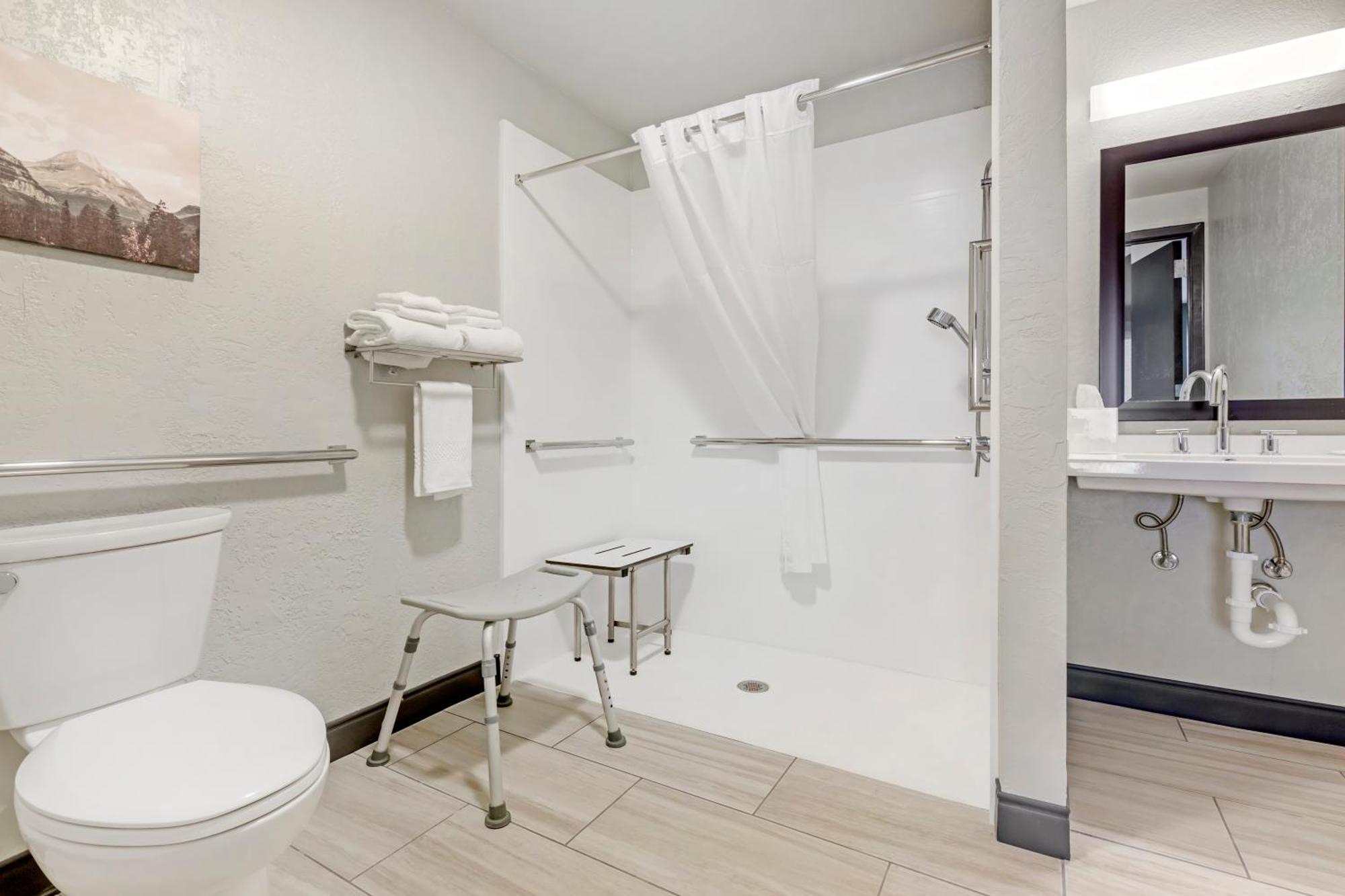 Queen Room - Accessible/Non-Smoking