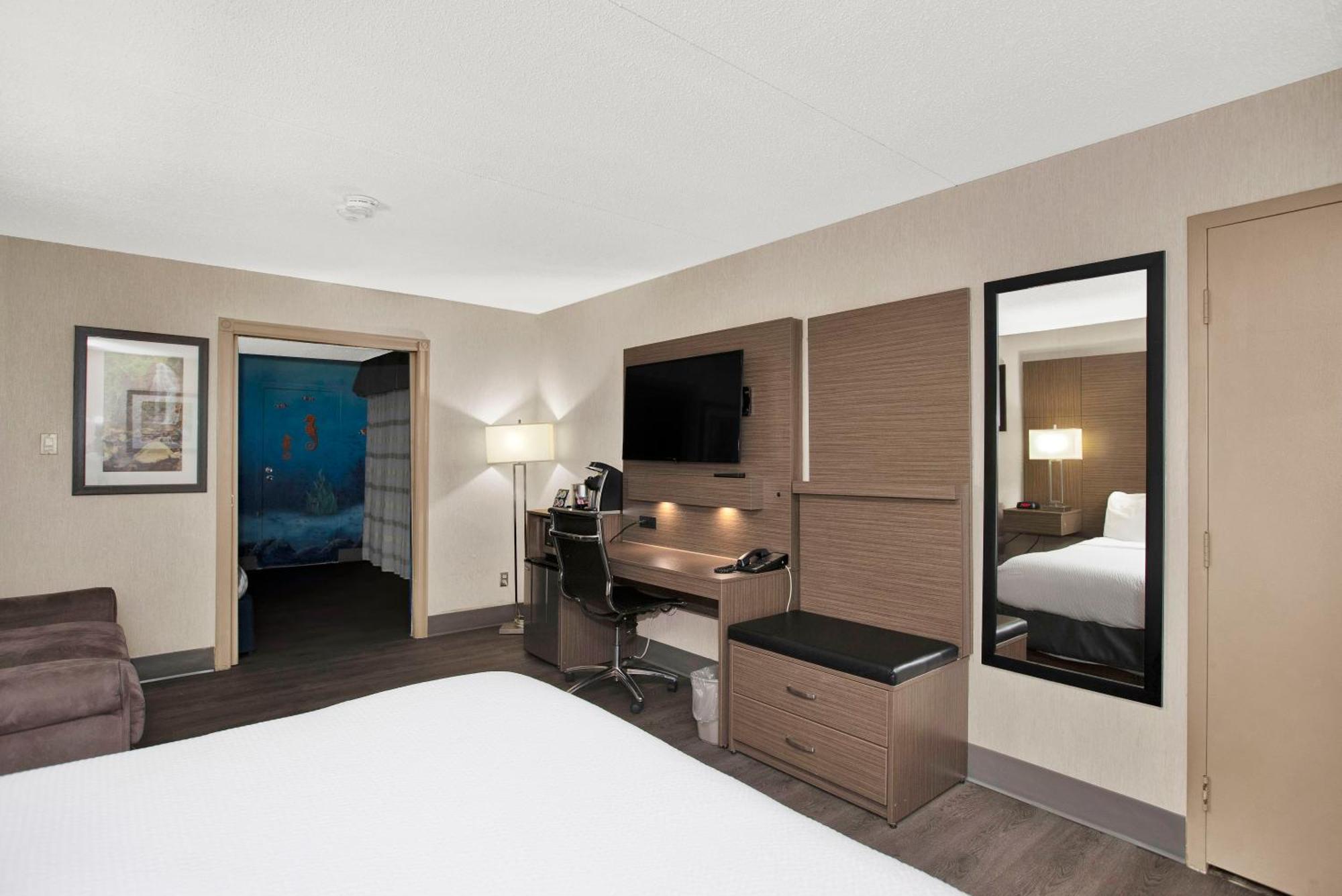 Queen Room with Pool View