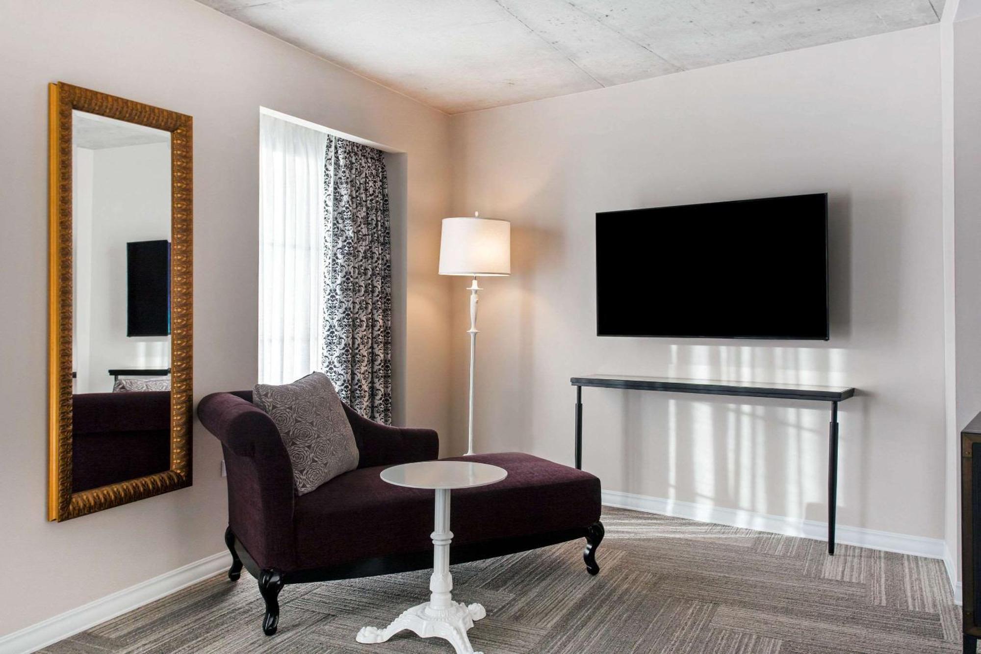 Standard Room, 1 King Bed, Hearing Accessible, Non Smoking,1621435468:JPEG