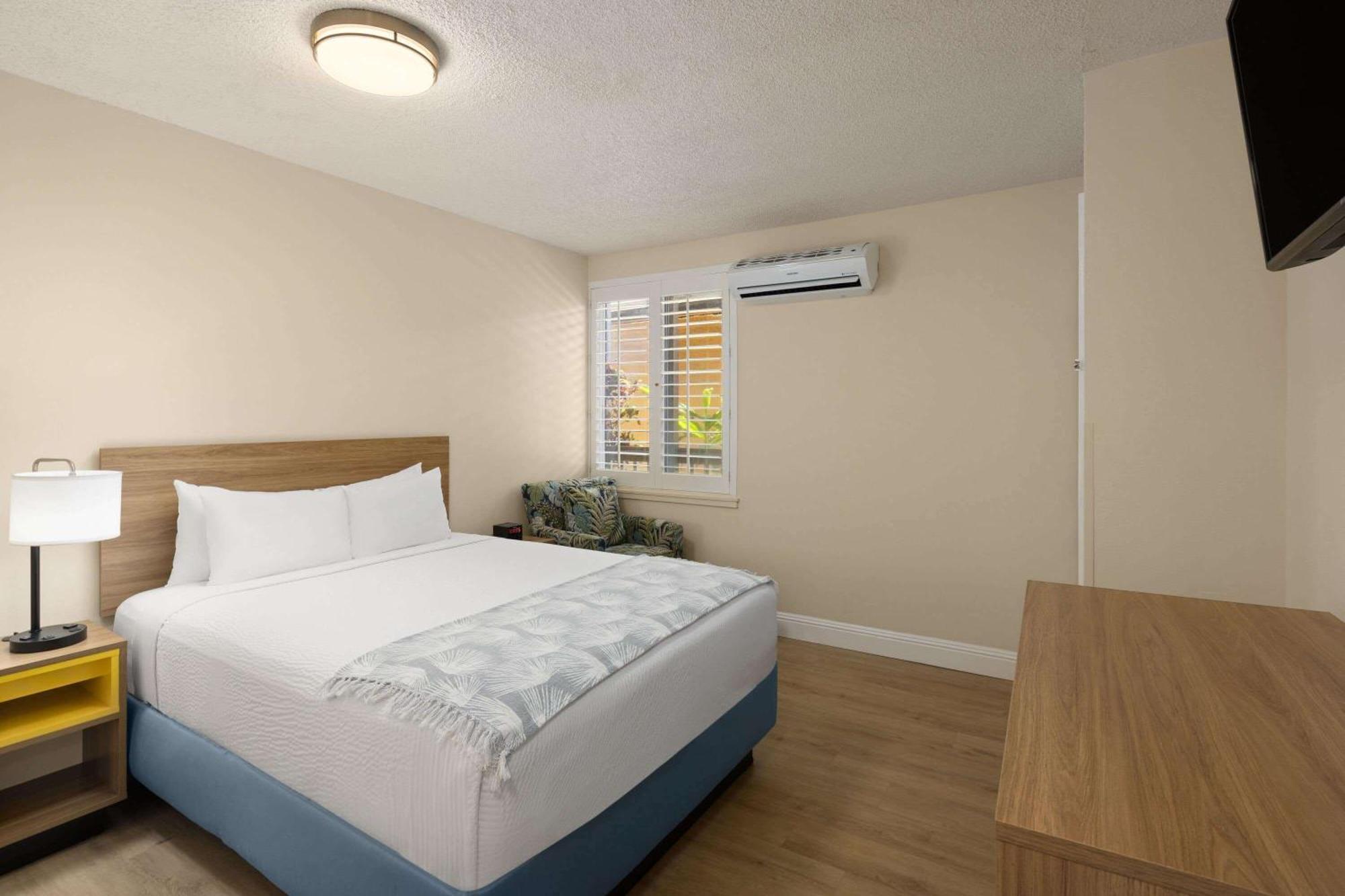 One-Bedroom Queen Suite with Ocean View - First Floor/Non-Smoking