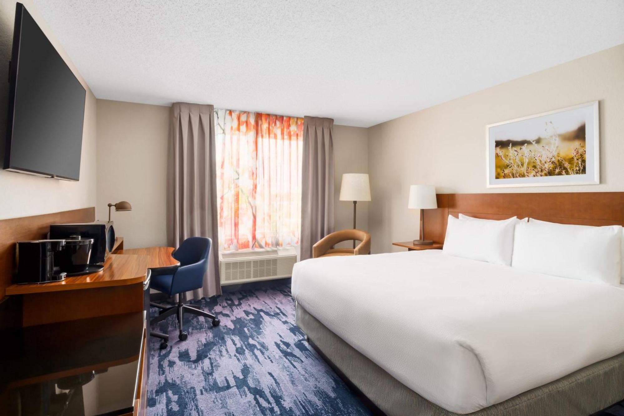 King Room with Roll-In Shower - Mobility Accessible