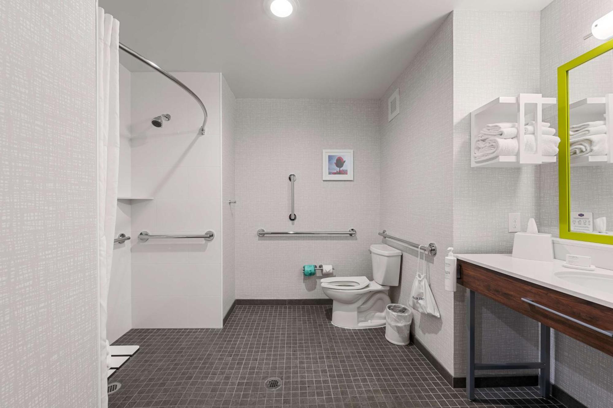 King Room with Roll-In Shower - Mobility and Hearing Access/Non-Smoking,1622022630:JPEG