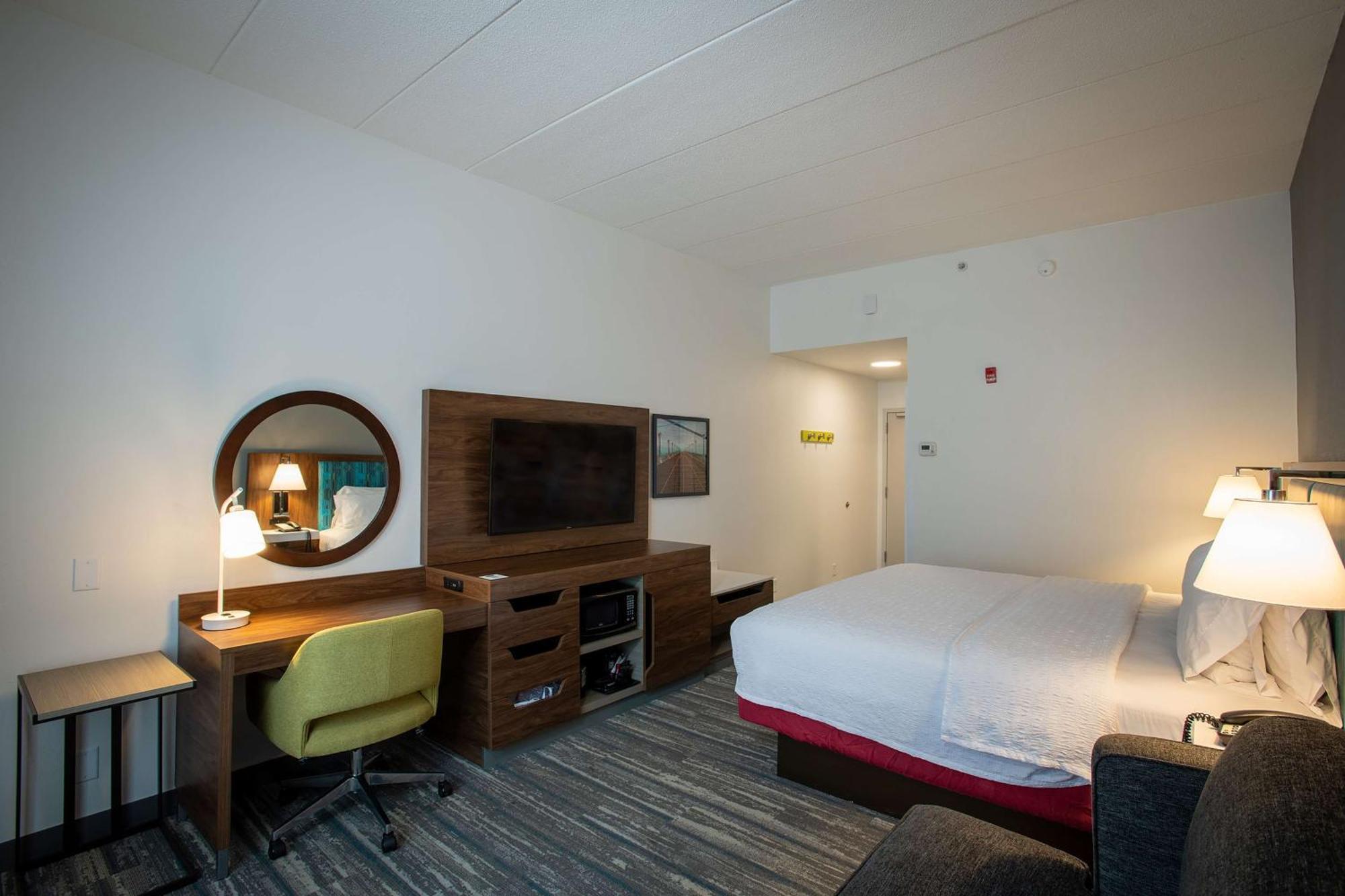 King Room with King Bed - Non-Smoking