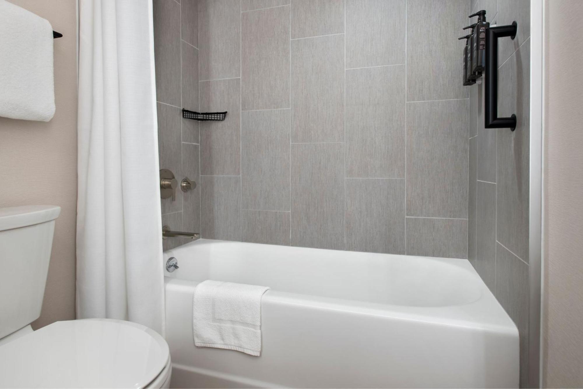 Double Double Guest Room, Guest room, 2 Double,1622867810:JPEG