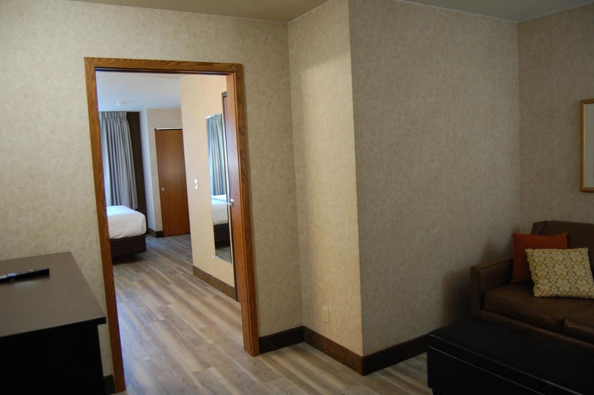 Queen Suite - Accessible/Non-Smoking