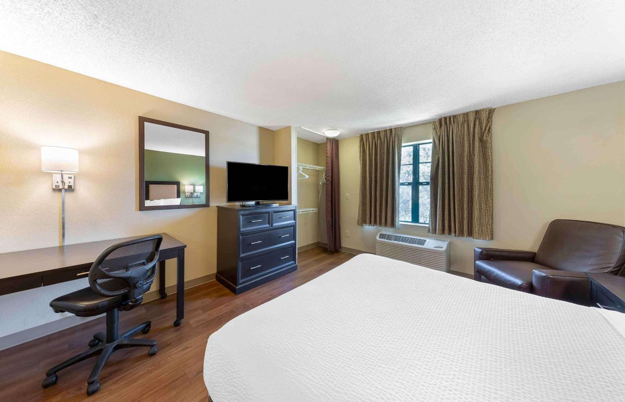 Deluxe Studio with 1 Queen Bed - Non Smoking - Hearing Accessible