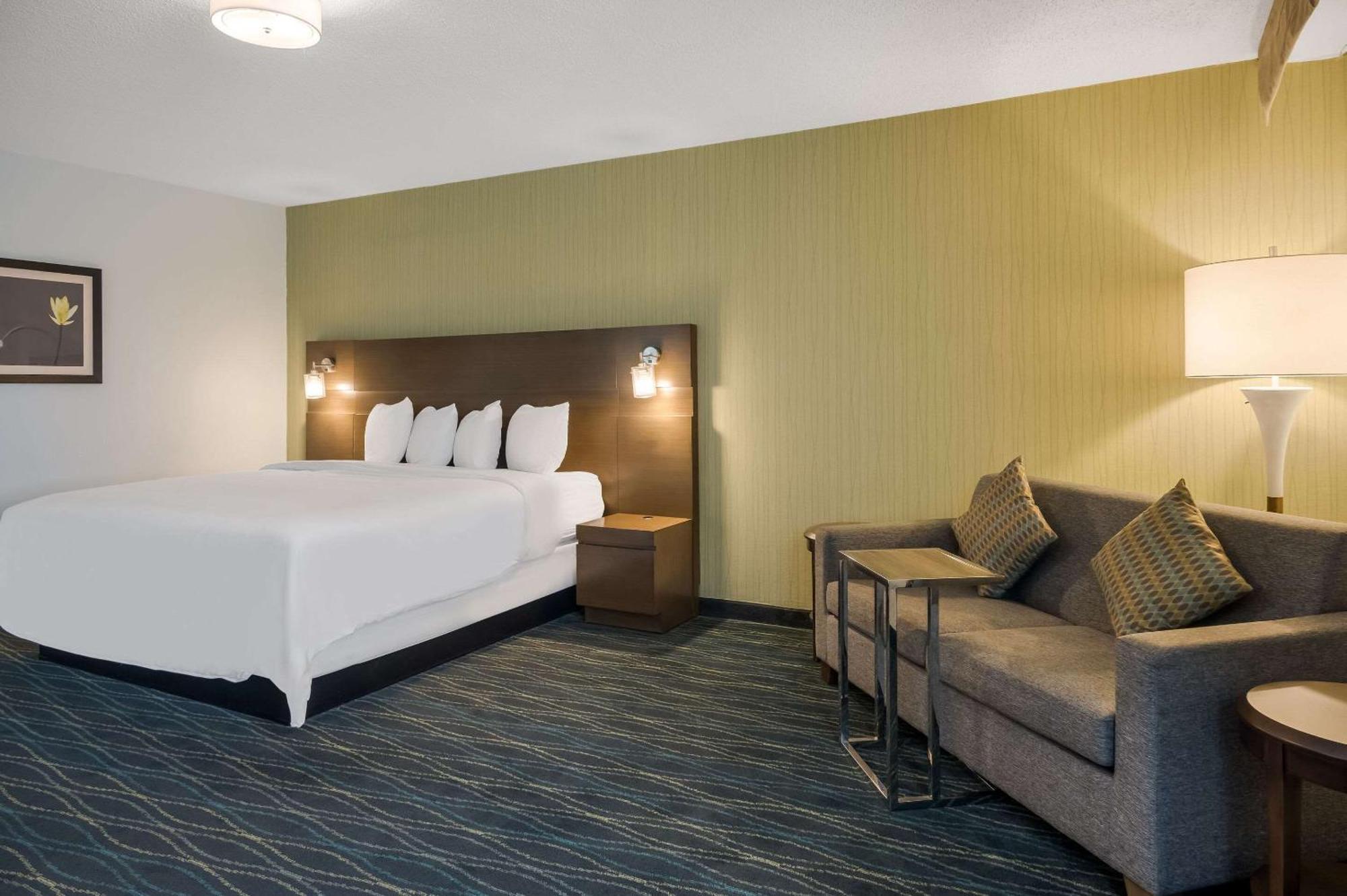 King Room with Sofa-Bed and River View - Non-Smoking