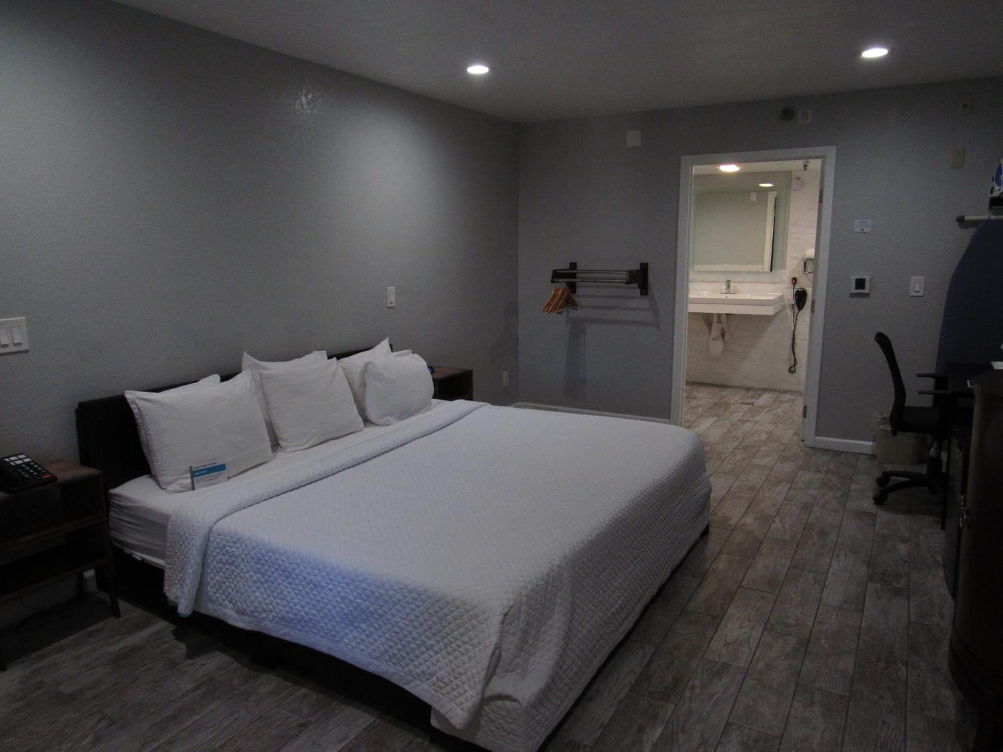 King Room with Roll-In Shower - Disability Access/Non Smoking,1623662019:JPEG