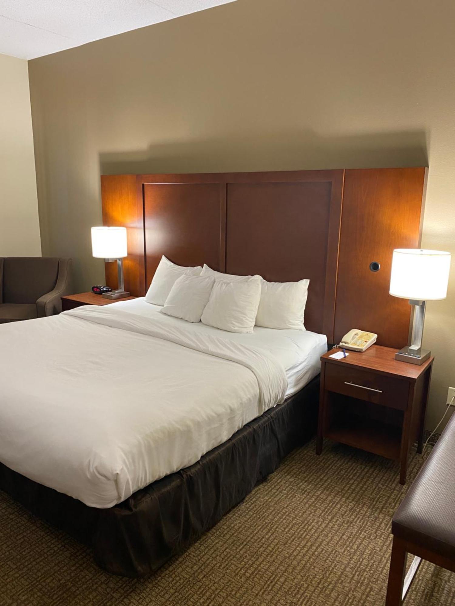 King Room with Roll-In Shower - Accessible/Non-Smoking