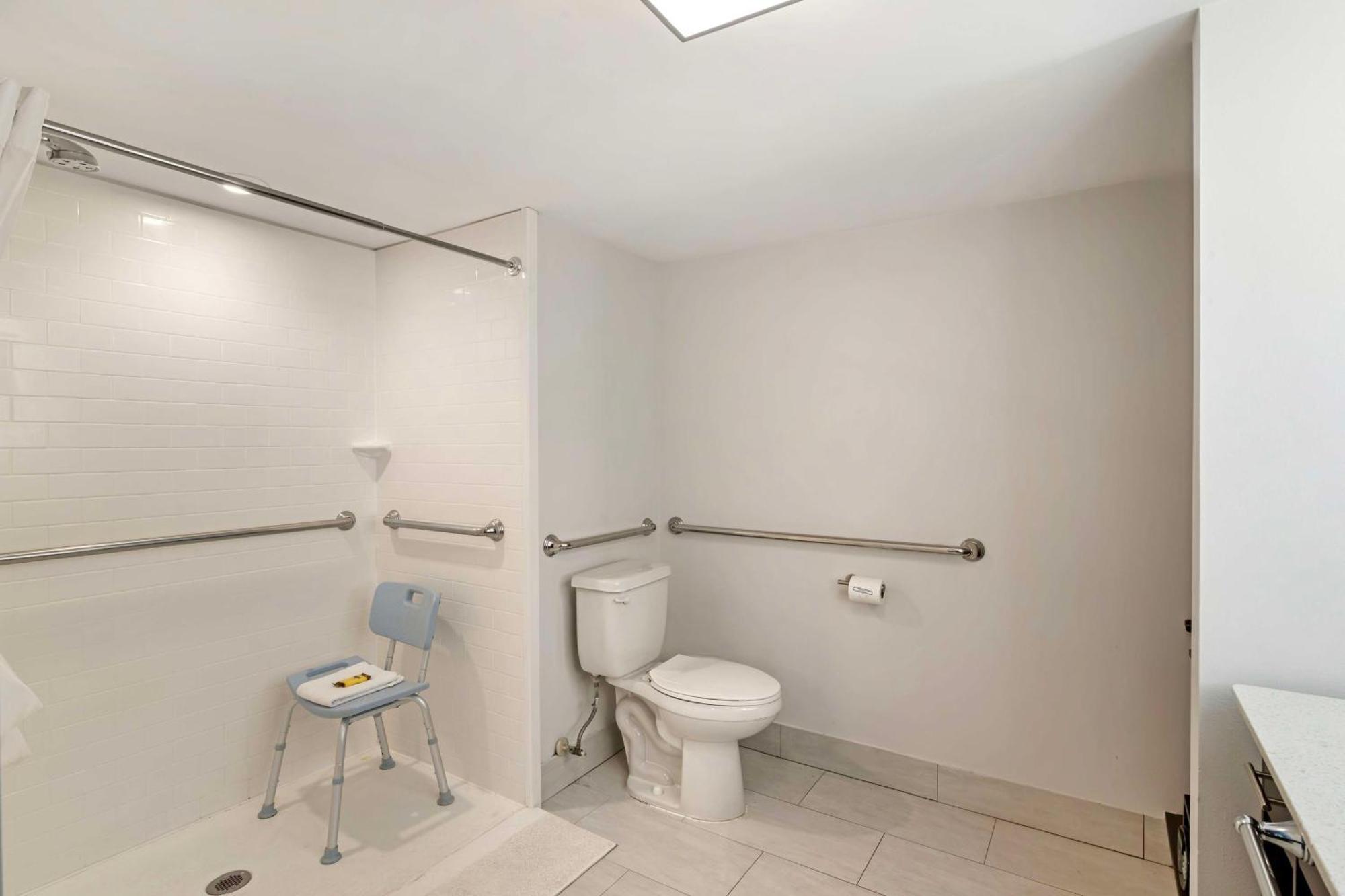 Queen Room with Roll-In Shower - Mobility Access