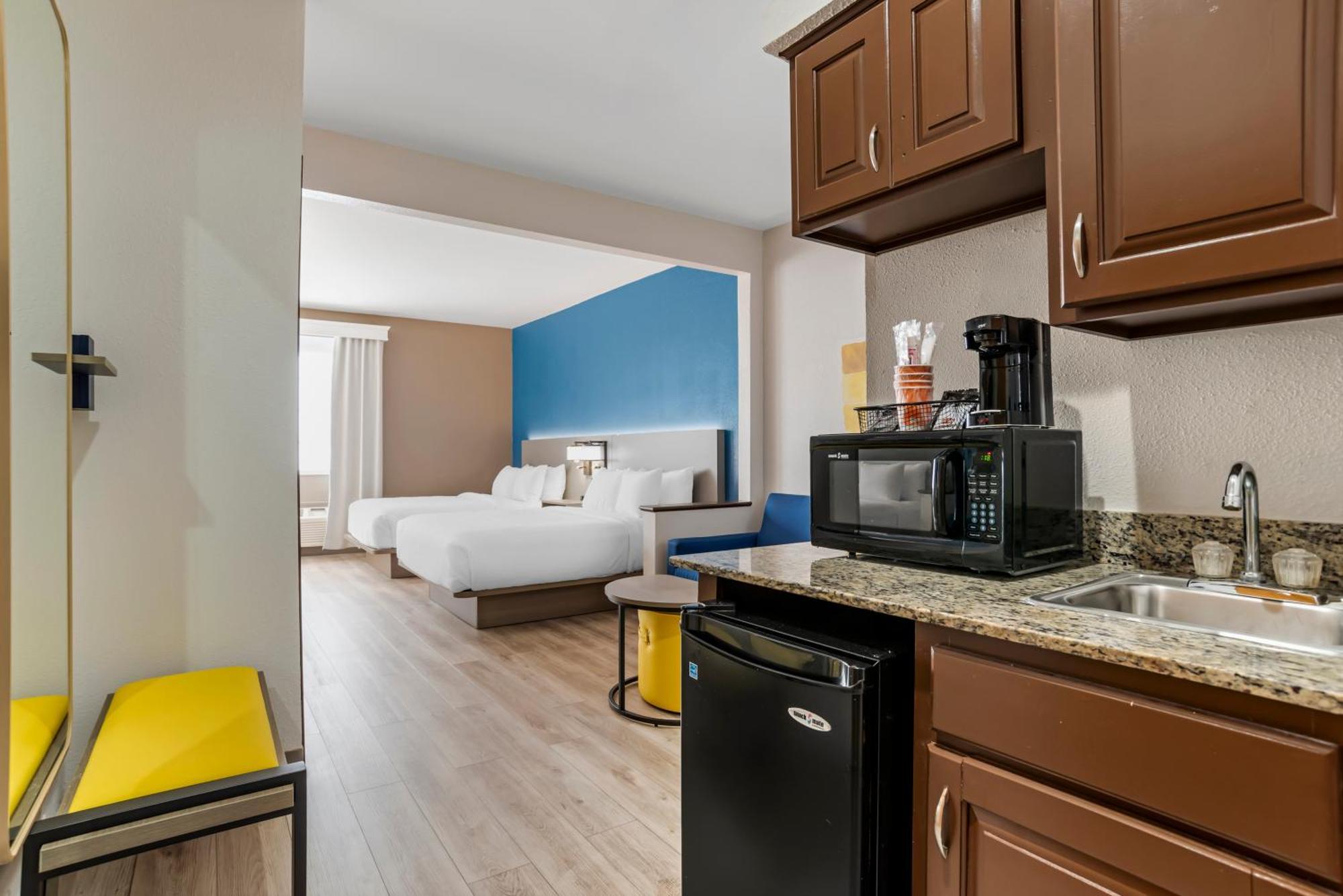 Queen Suite with Two Queen Beds - Non-Smoking