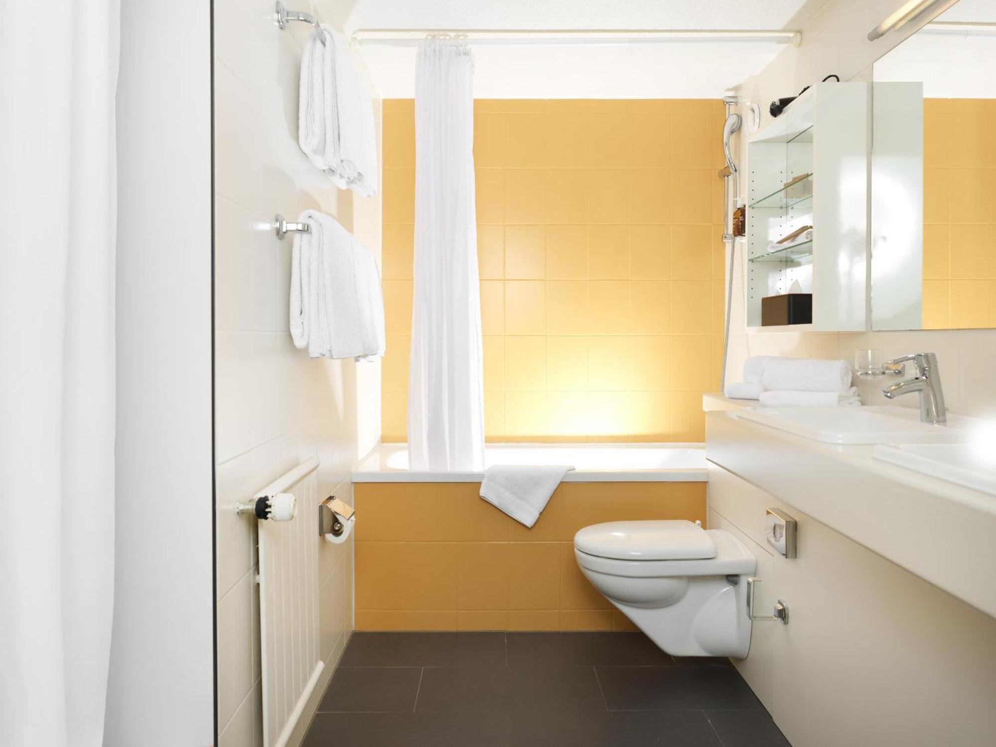 Deluxe Family Room with Mountain View and balcony,1626354577:JPEG