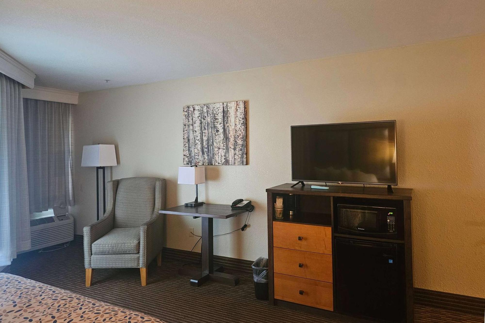 Queen Room with Two Queen Beds and Courtyard View - Non-Smoking