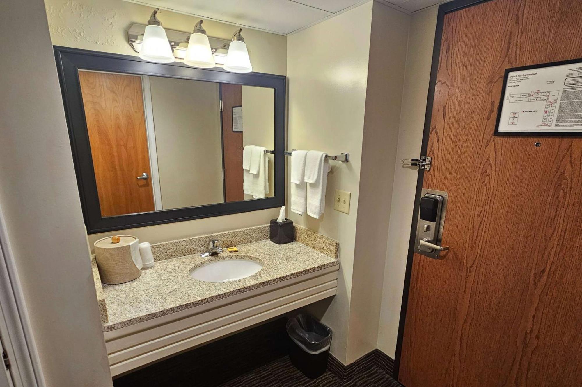 Queen Room with Exterior Entrance - Non-Smoking