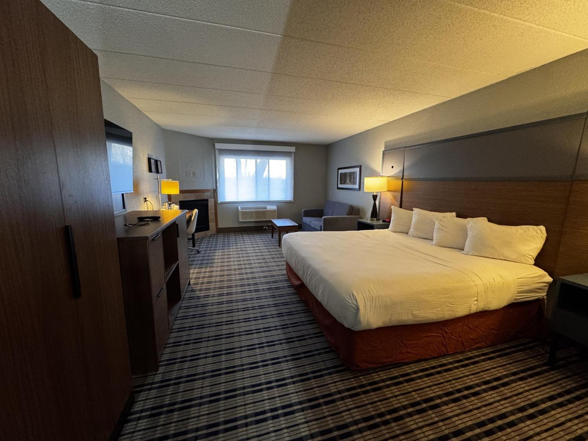 Deluxe King Suite - Non-Smoking