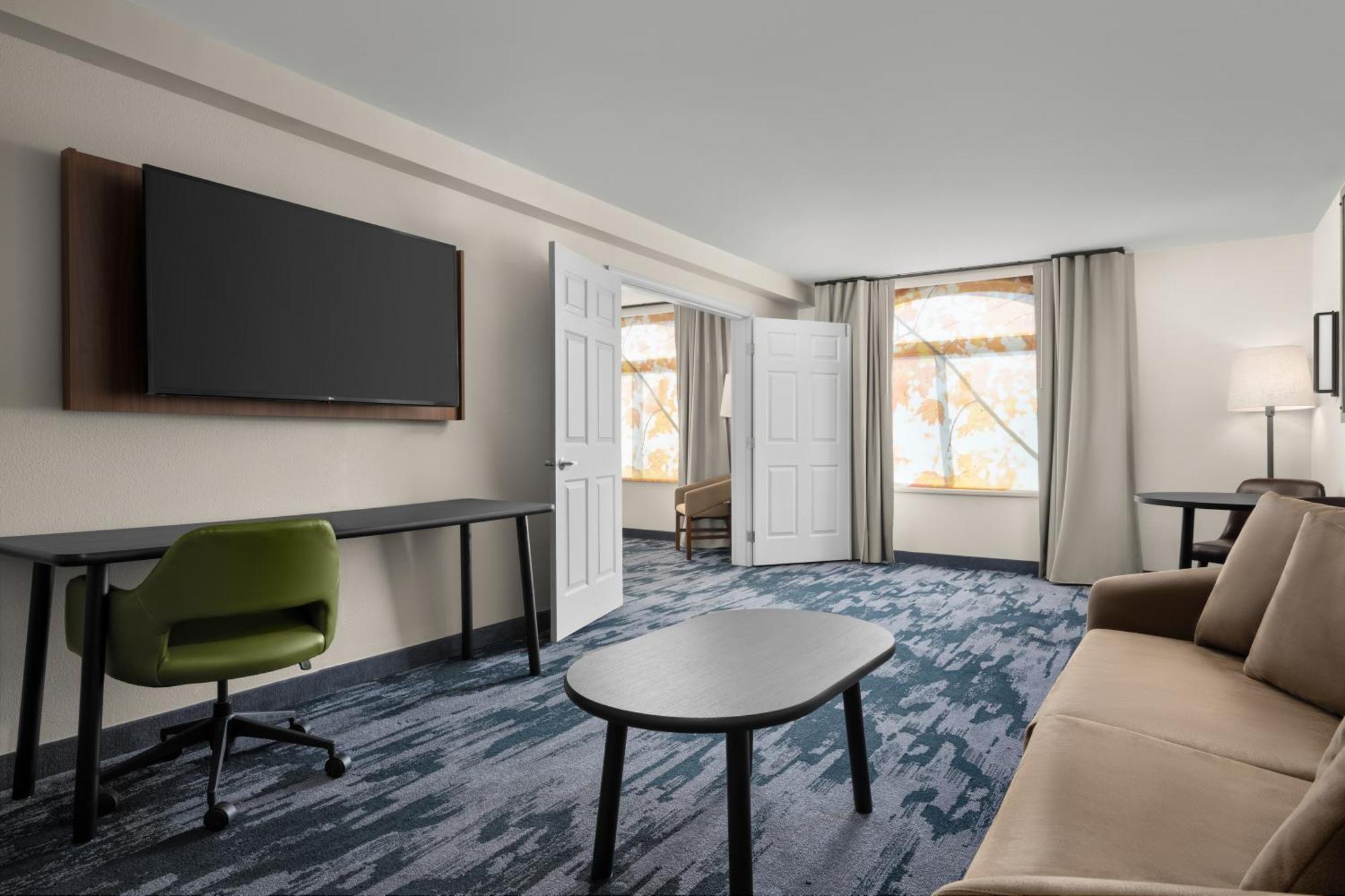 Standard King Room with Sofa Bed and Mountain View,1627212626:JPEG