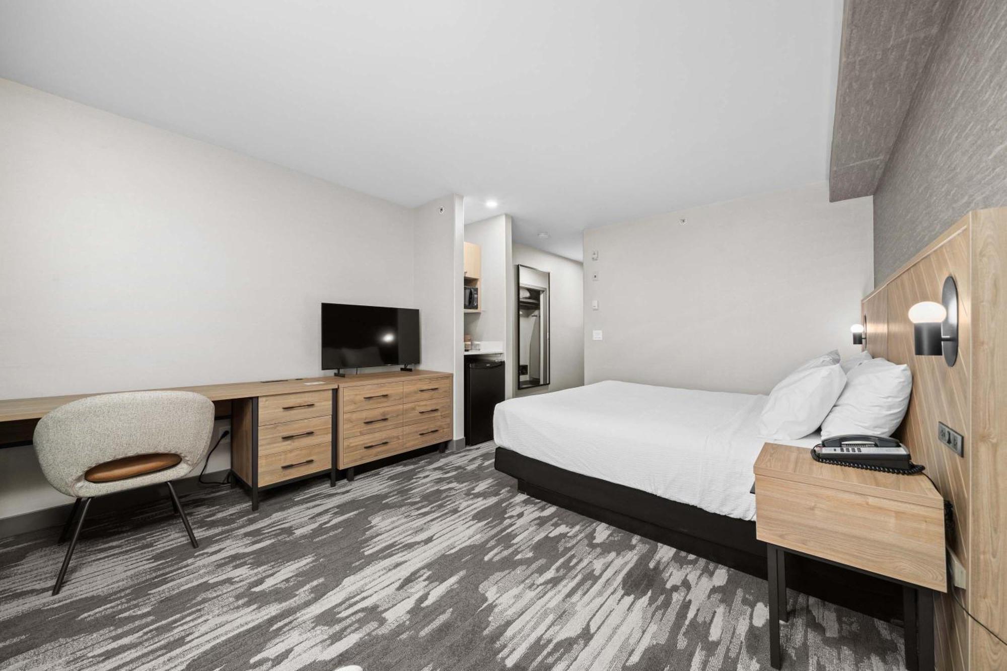 Standard Room, 1 King Bed,1627932539:JPEG