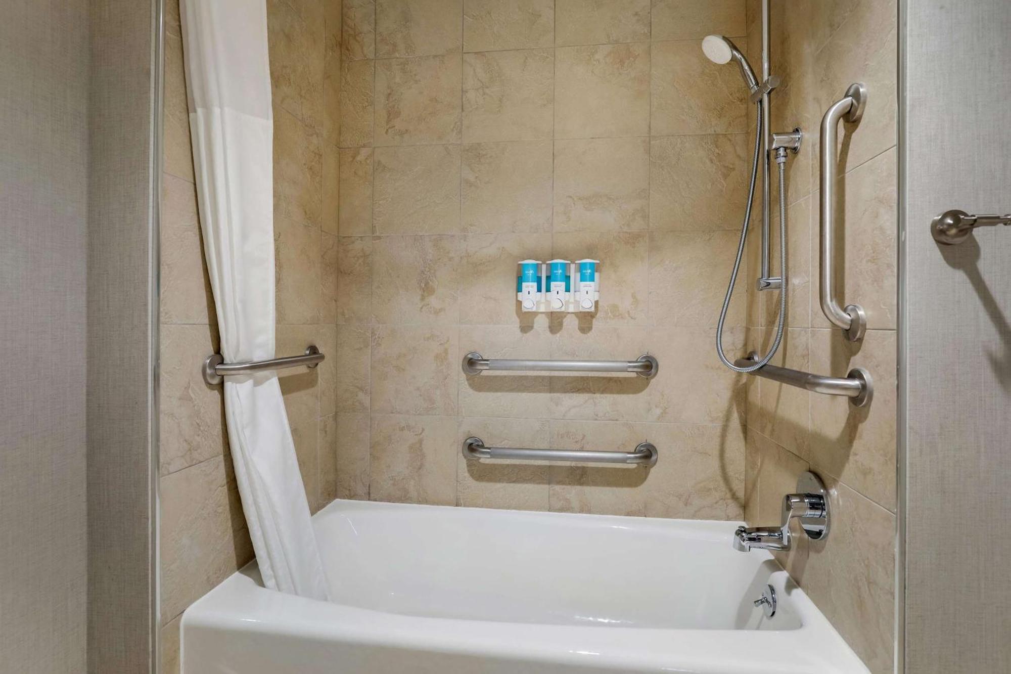 Deluxe Queen Room with Two Queen Beds - Accessible, Tub,1629908371:JPEG