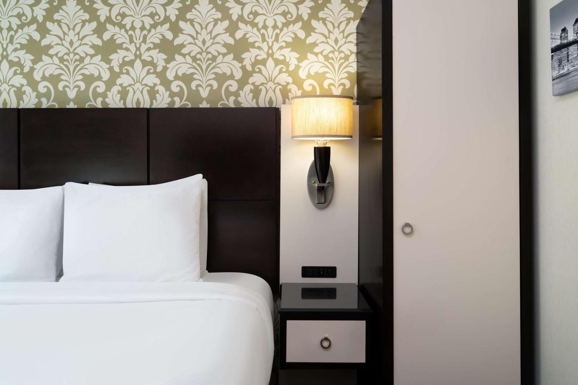 Queen Room with Roll-In Shower - Mobility Accessible/Non-Smoking