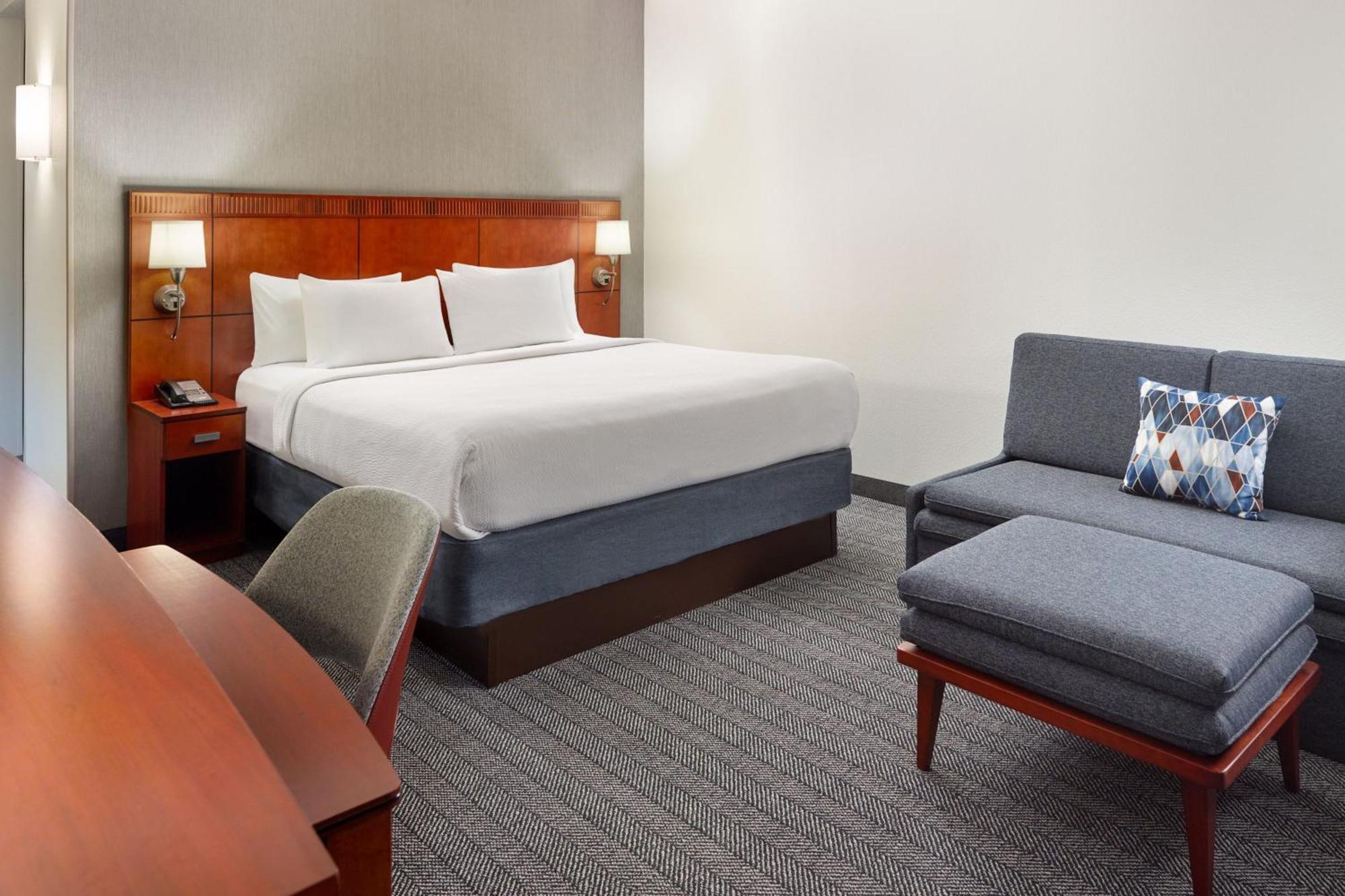 King Room with Adapted Tub - Mobility Accessible