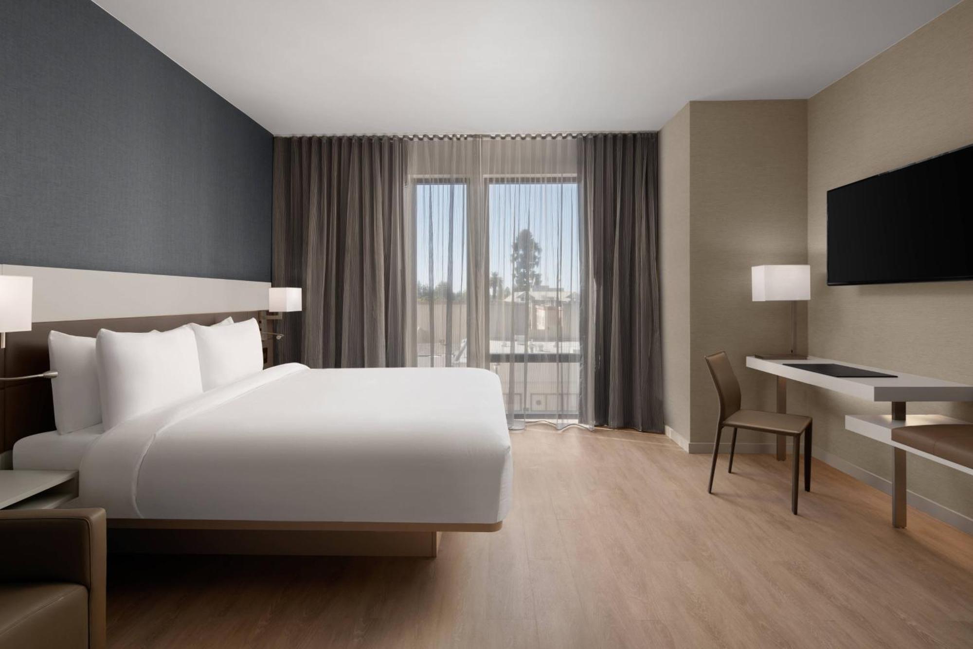 King Room with Bathtub - Mobility Access/Hearing Accessible