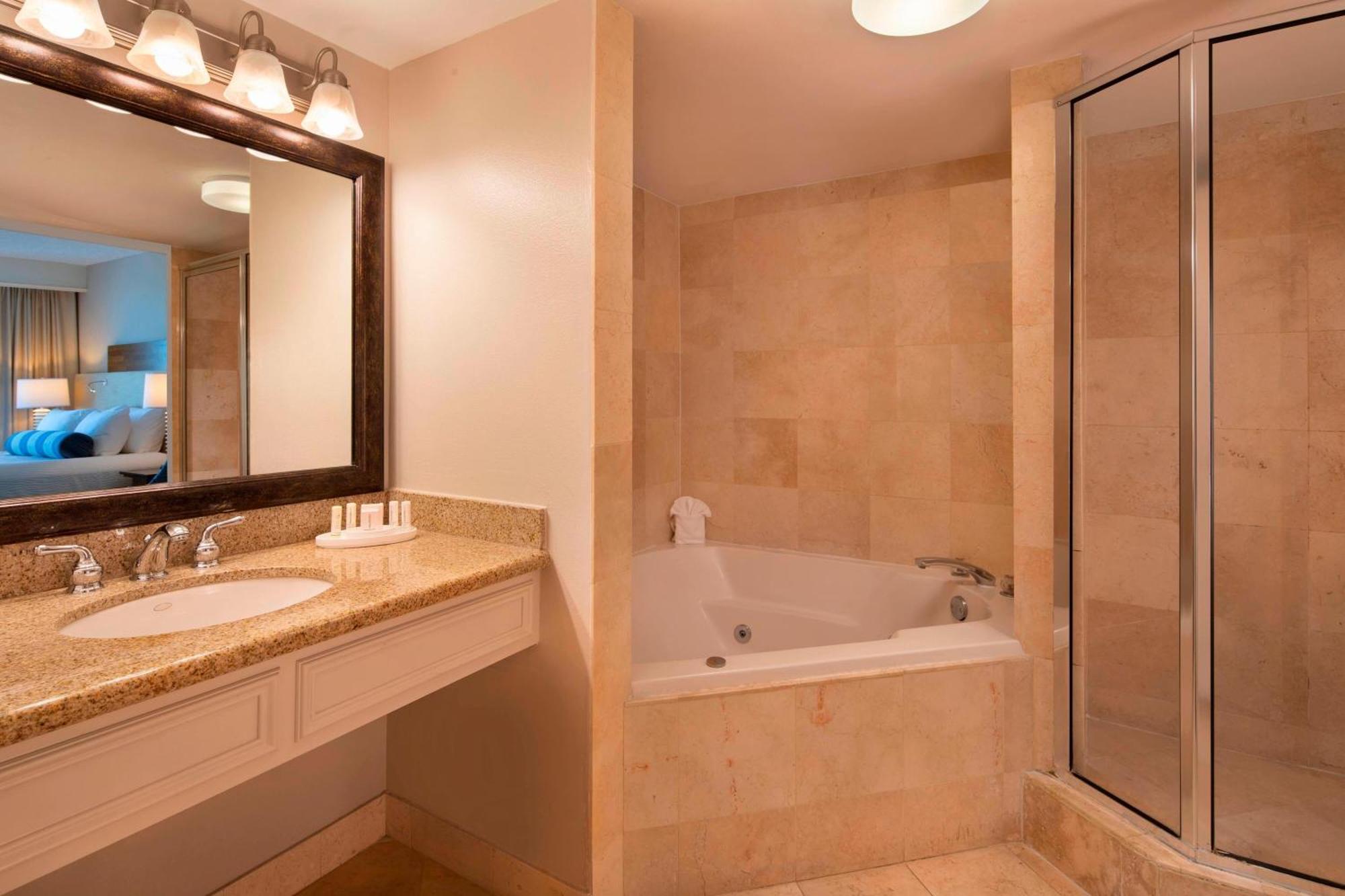 1 Bedroom Suite, 1 King, Sofa bed, Limited view, Whirlpool