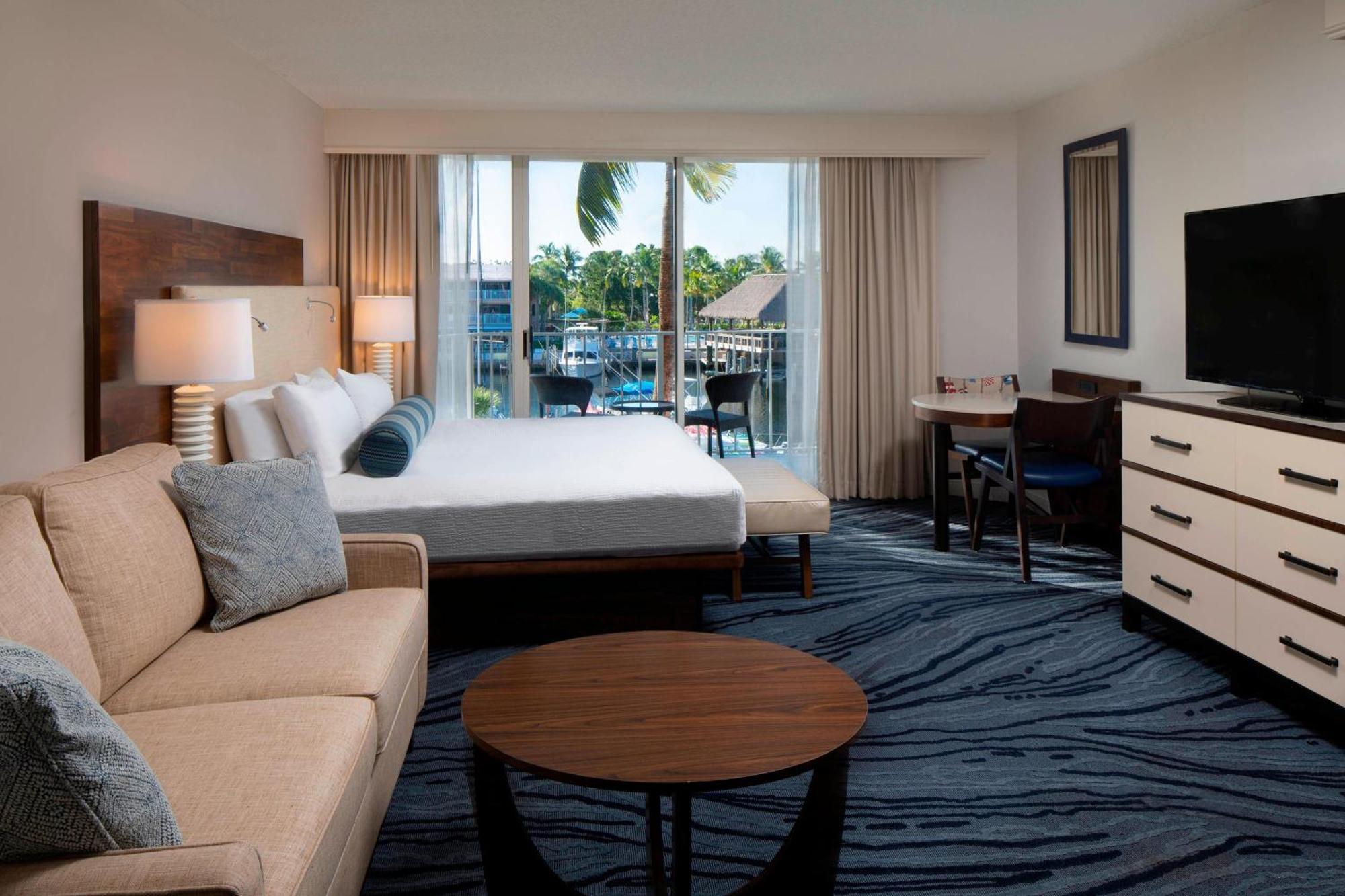 King Room with Sofa Bed/Marina View/Balcony - Mobility Accessible with Roll-In Shower