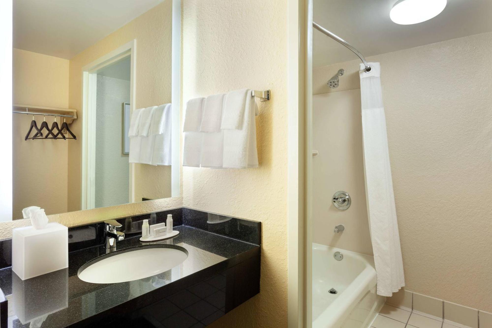 Larger Guest room, 1 King,1632216550:JPEG