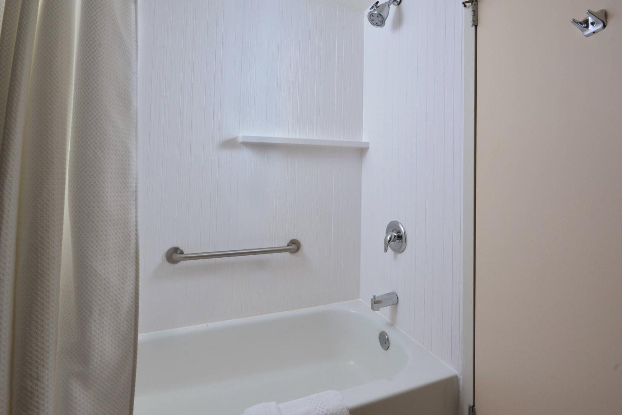 Queen Room with Two Queen Beds - Hearing Accessible