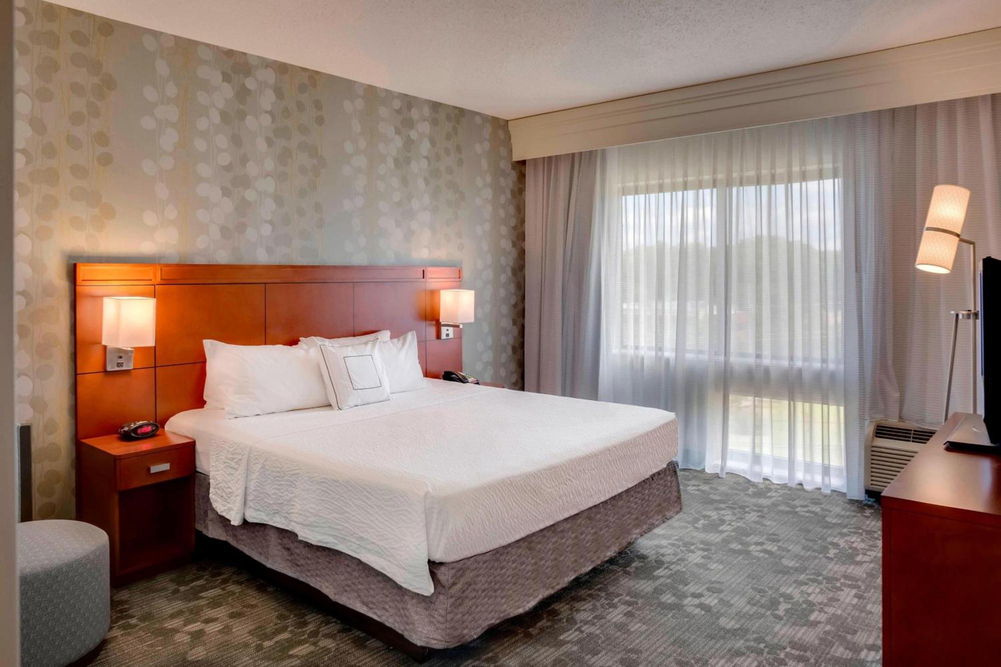 King Room with Bathtub - Mobility Access/Hearing Accessible