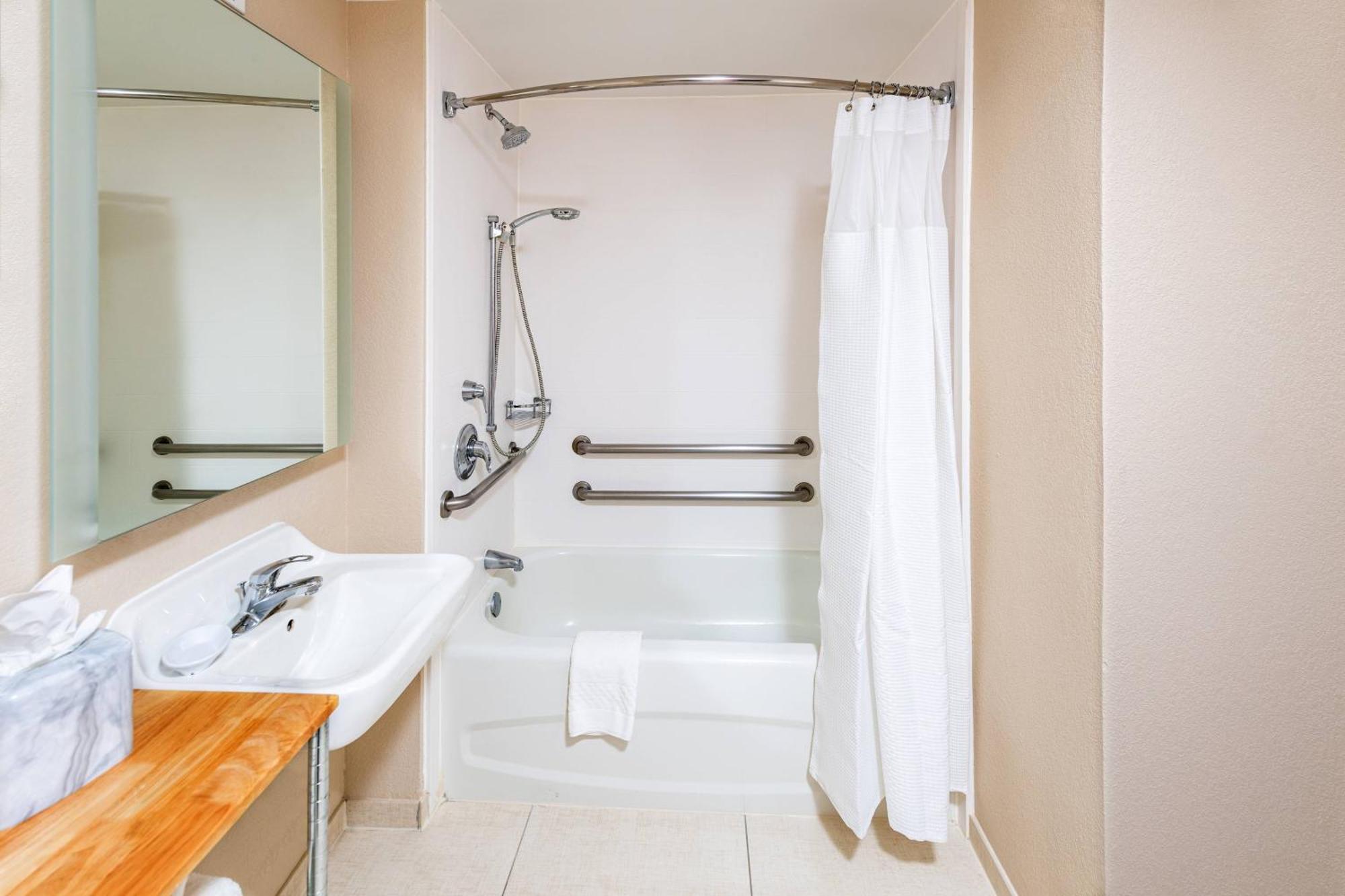 Queen Suite with Sofa Bed and Adapted Tub - Mobility Accessible,1632232023:JPEG