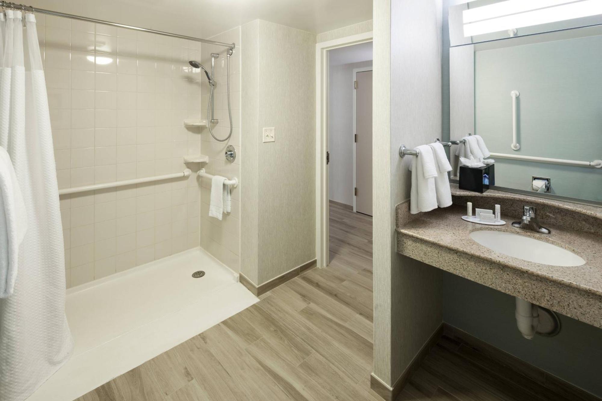 One-Bedroom Corner King Suite with Sofa Bed/Oceanfront/Roll-In Shower -Mobility Accessible