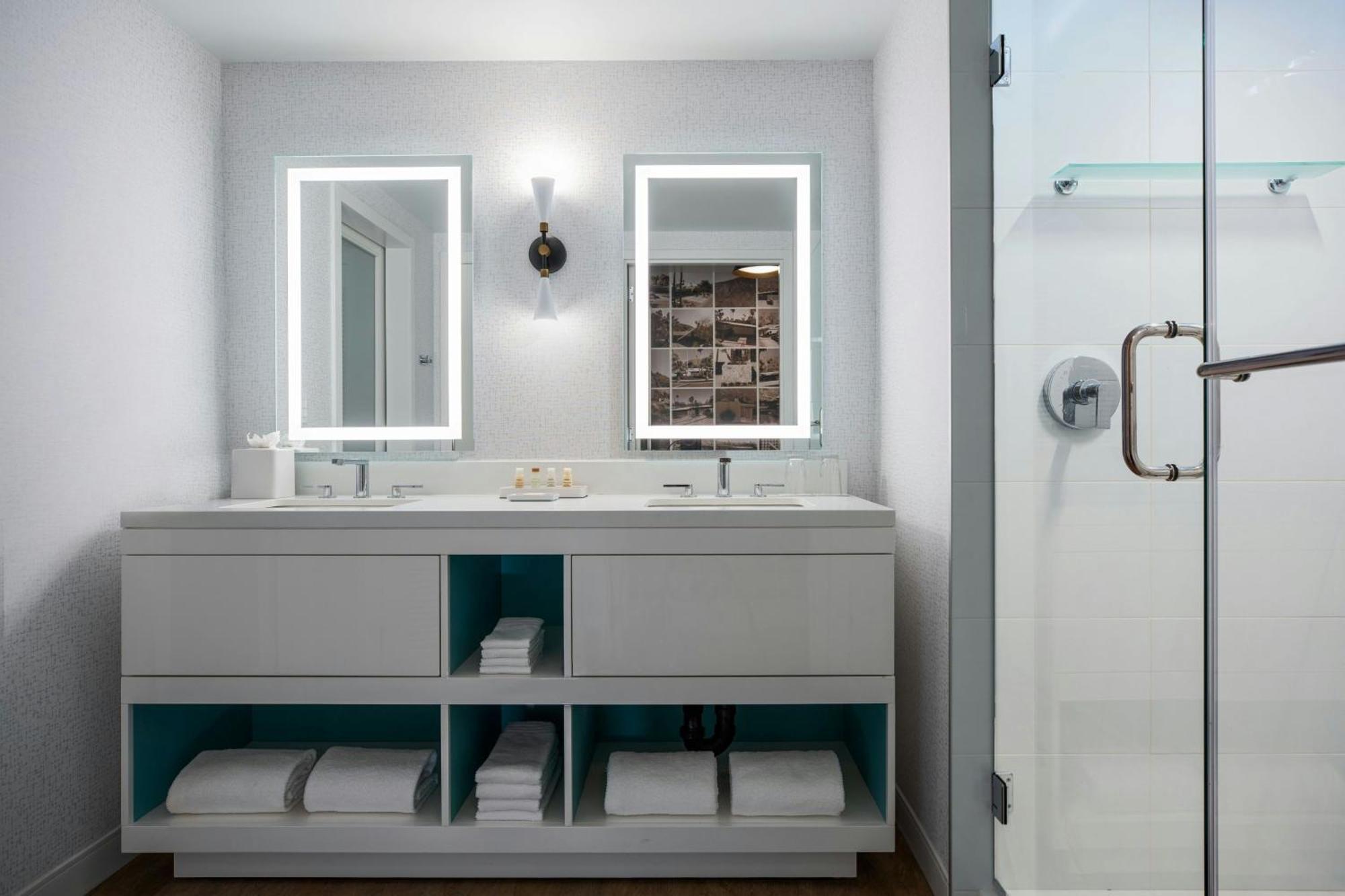 Queen Room with Mountain and Golf View - Hearing Accessible