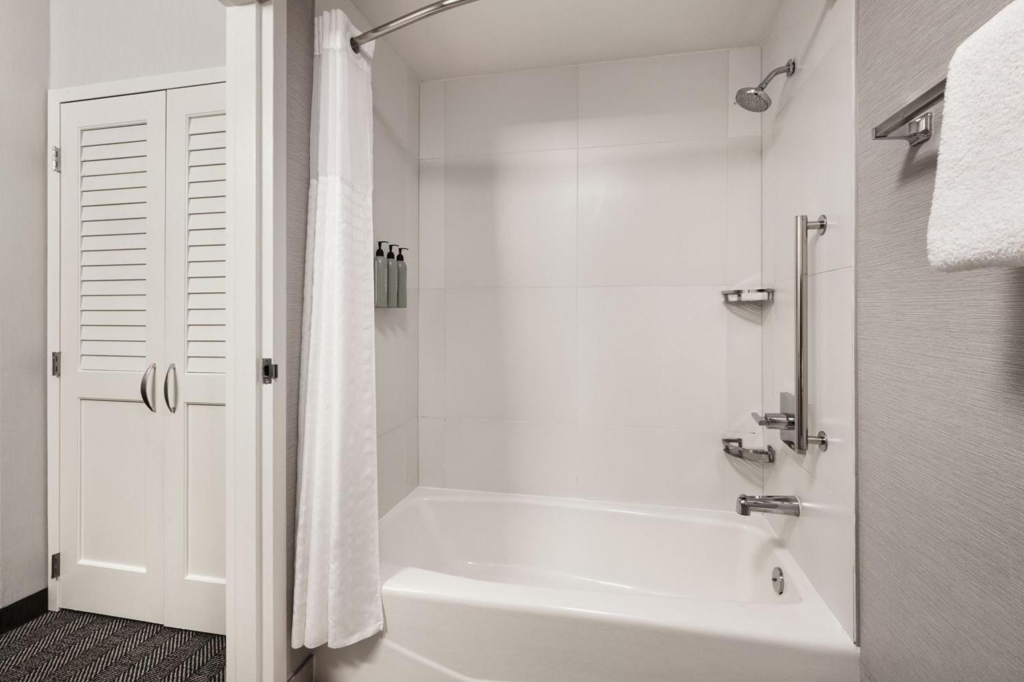 Queen Room with Two Queen Beds - Hearing Accessible,1632242658:JPEG