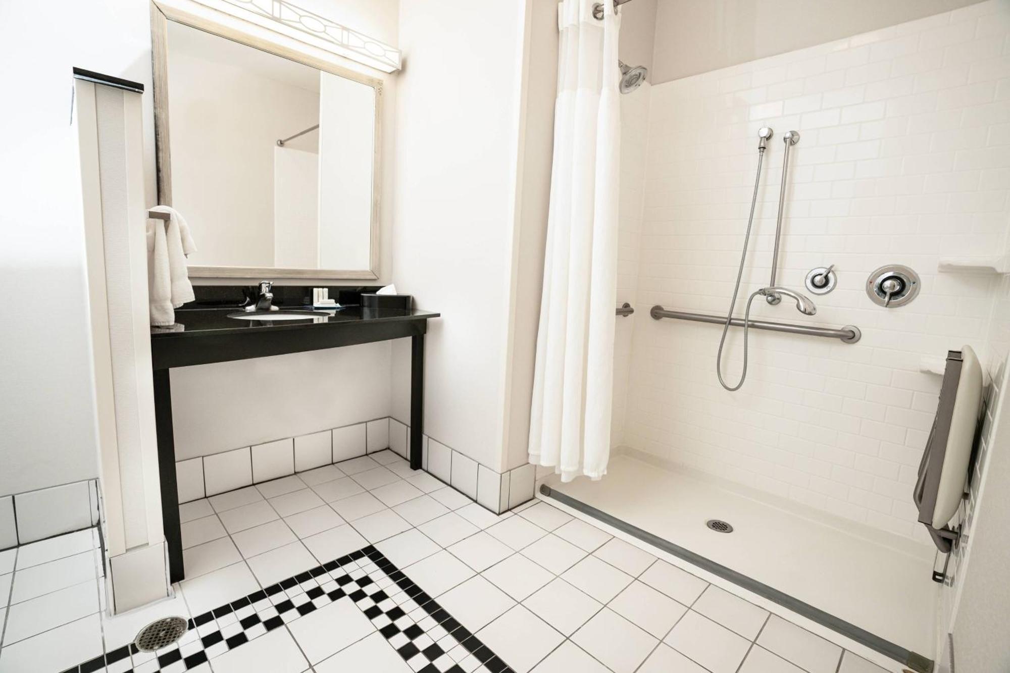 Queen Room with Two Queen Beds and Adapted Tub - Mobility and Hearing Accessible,1632246109:JPEG
