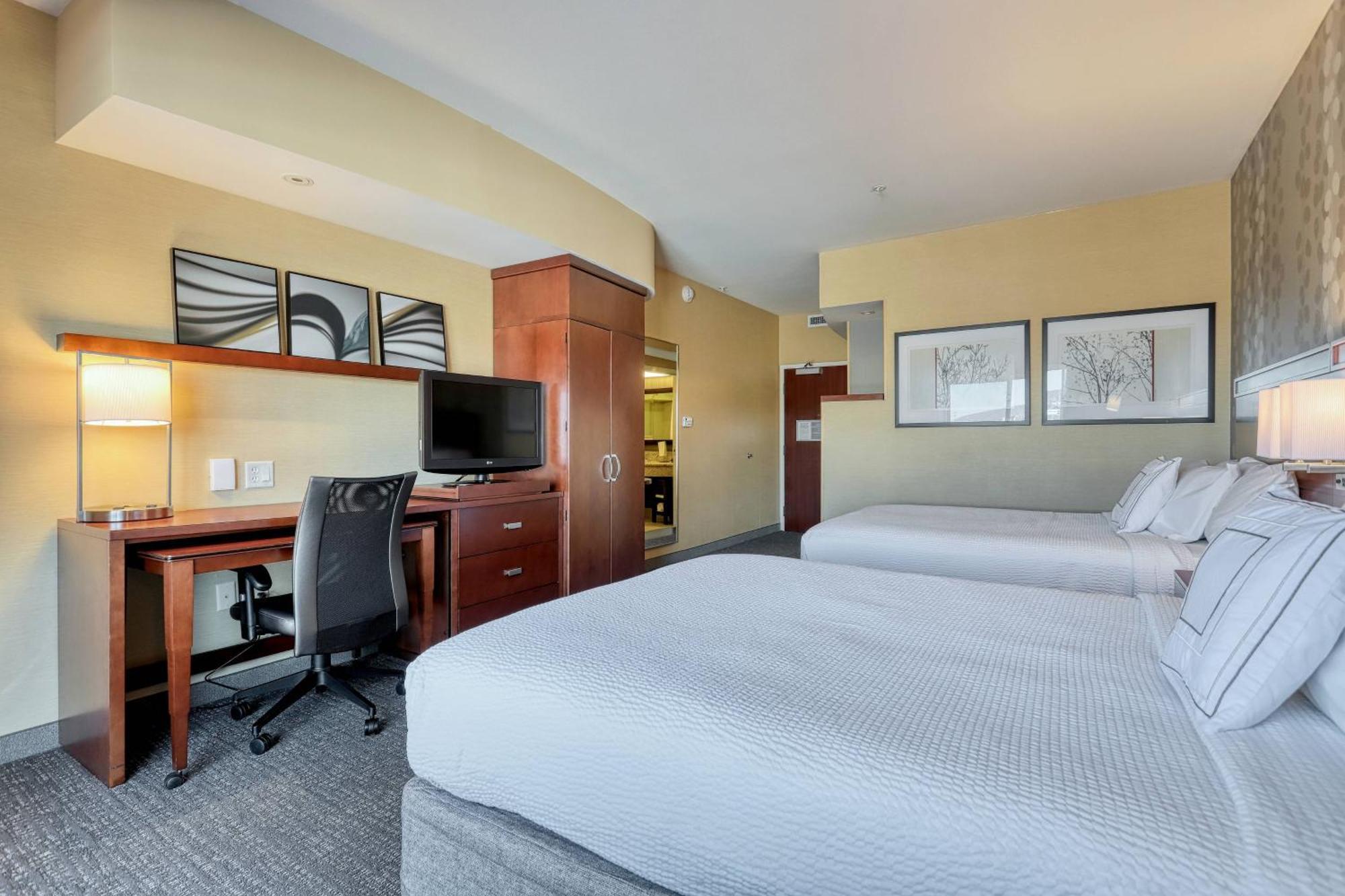Queen Room with Two Queen Beds and Roll-In Shower - Mobility Access/Hearing Accessible