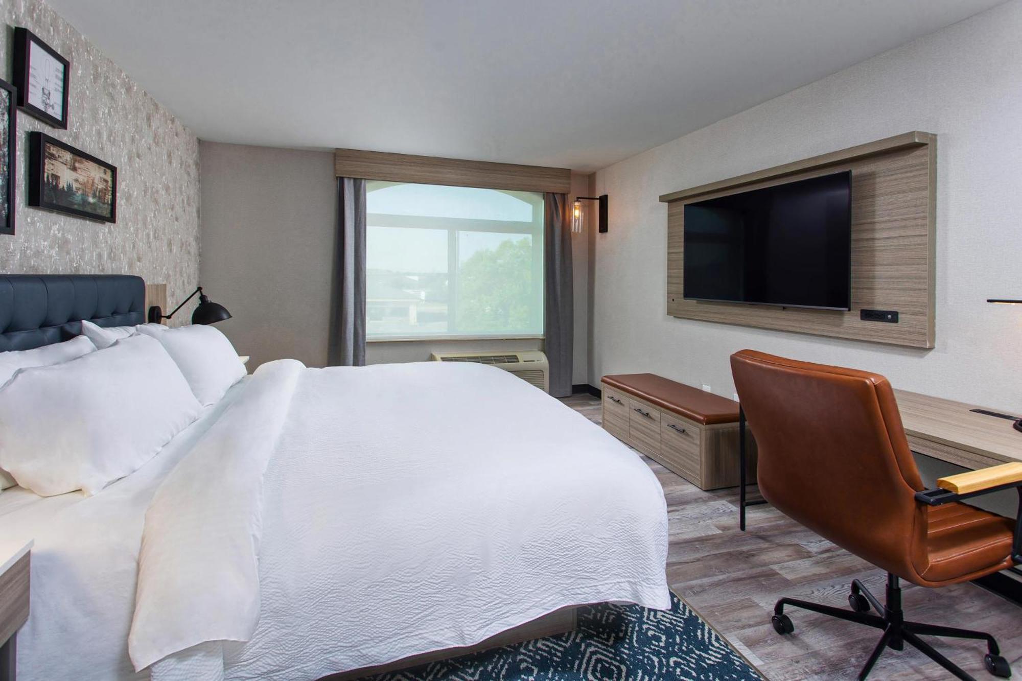 Traditional Guest Room with 1 King, Sofa bed