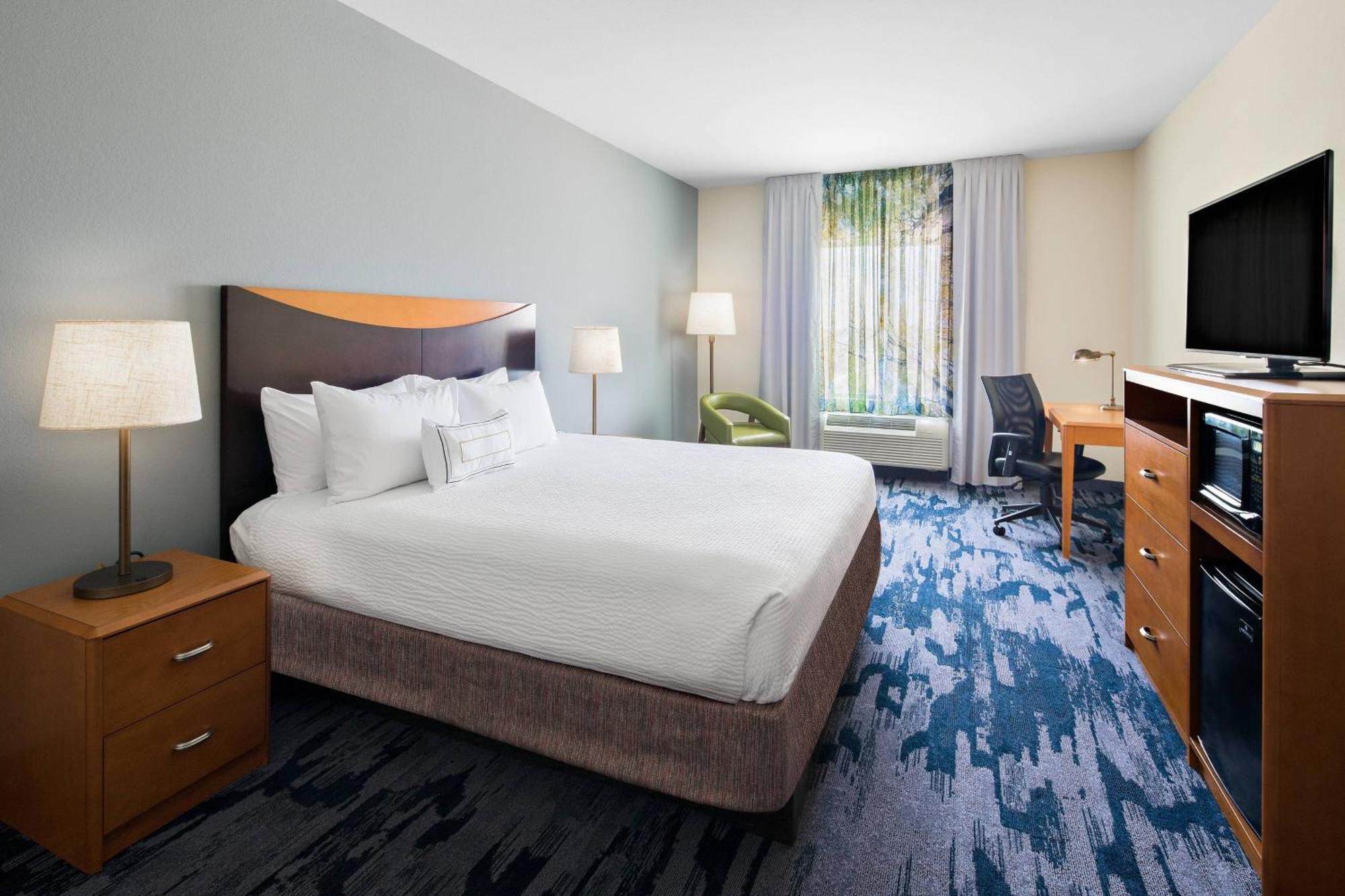 King Room with Transfer Shower - Mobility Access/Hearing Accessible