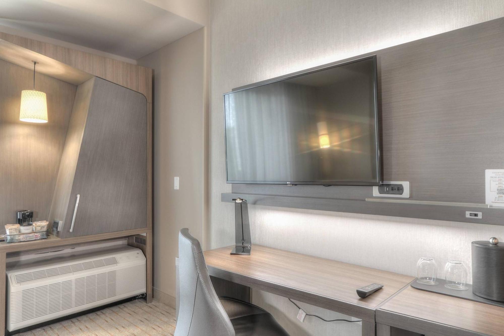 1 King, River view, Balcony, Sofa bed,1632281804:JPEG