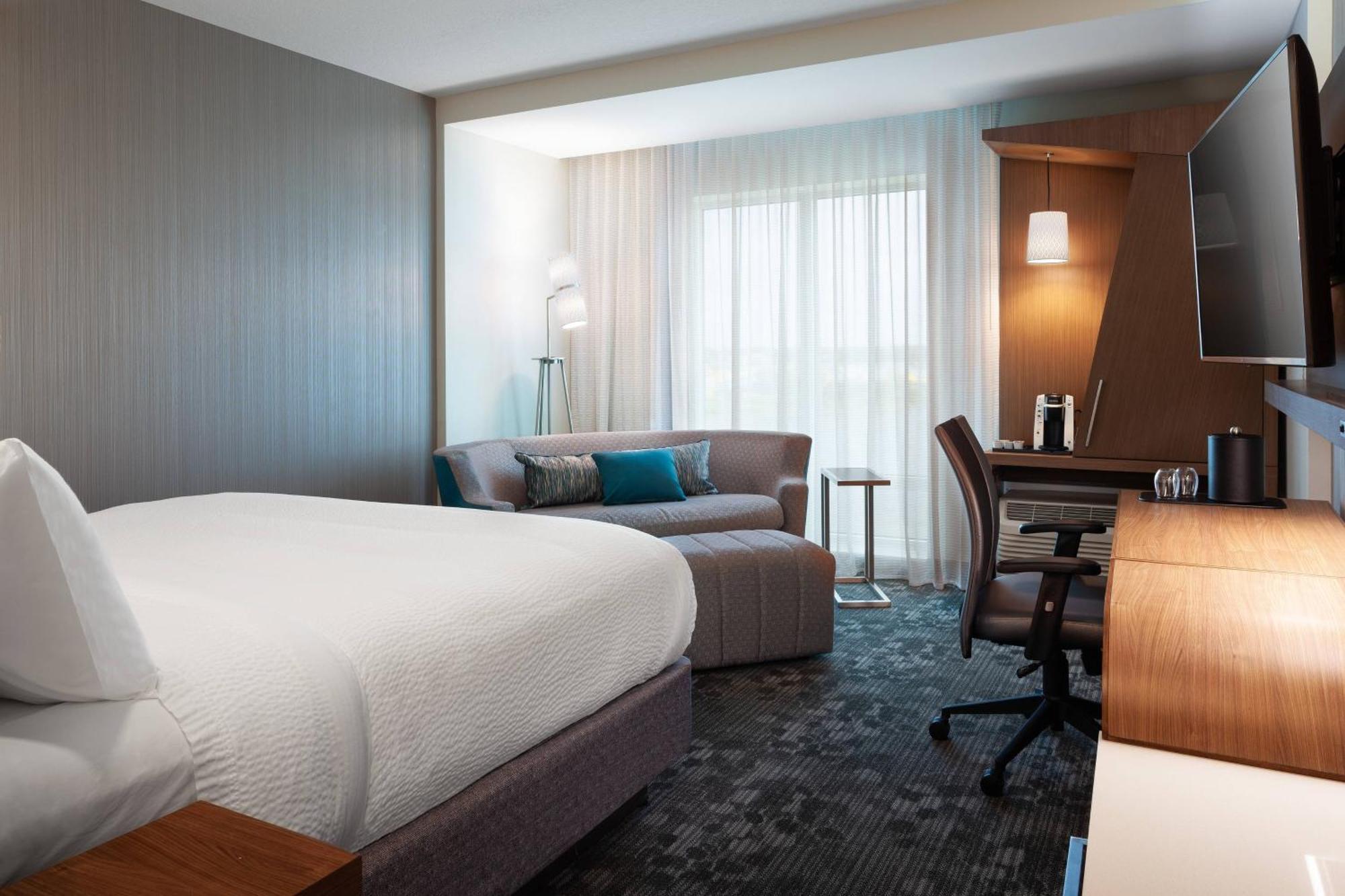 Deluxe King Room with Sofa Bed - Hearing Accessible