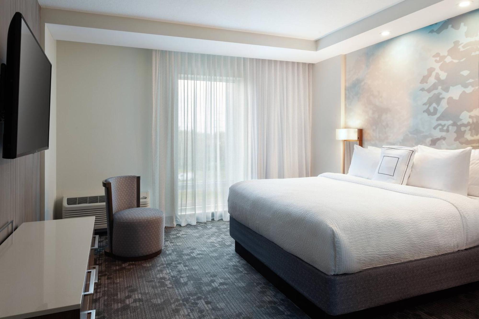 One-Bedroom King Suite with Sitting Area, Bathtub and Sofa Bed - Mobility Access/Hearing Accessible