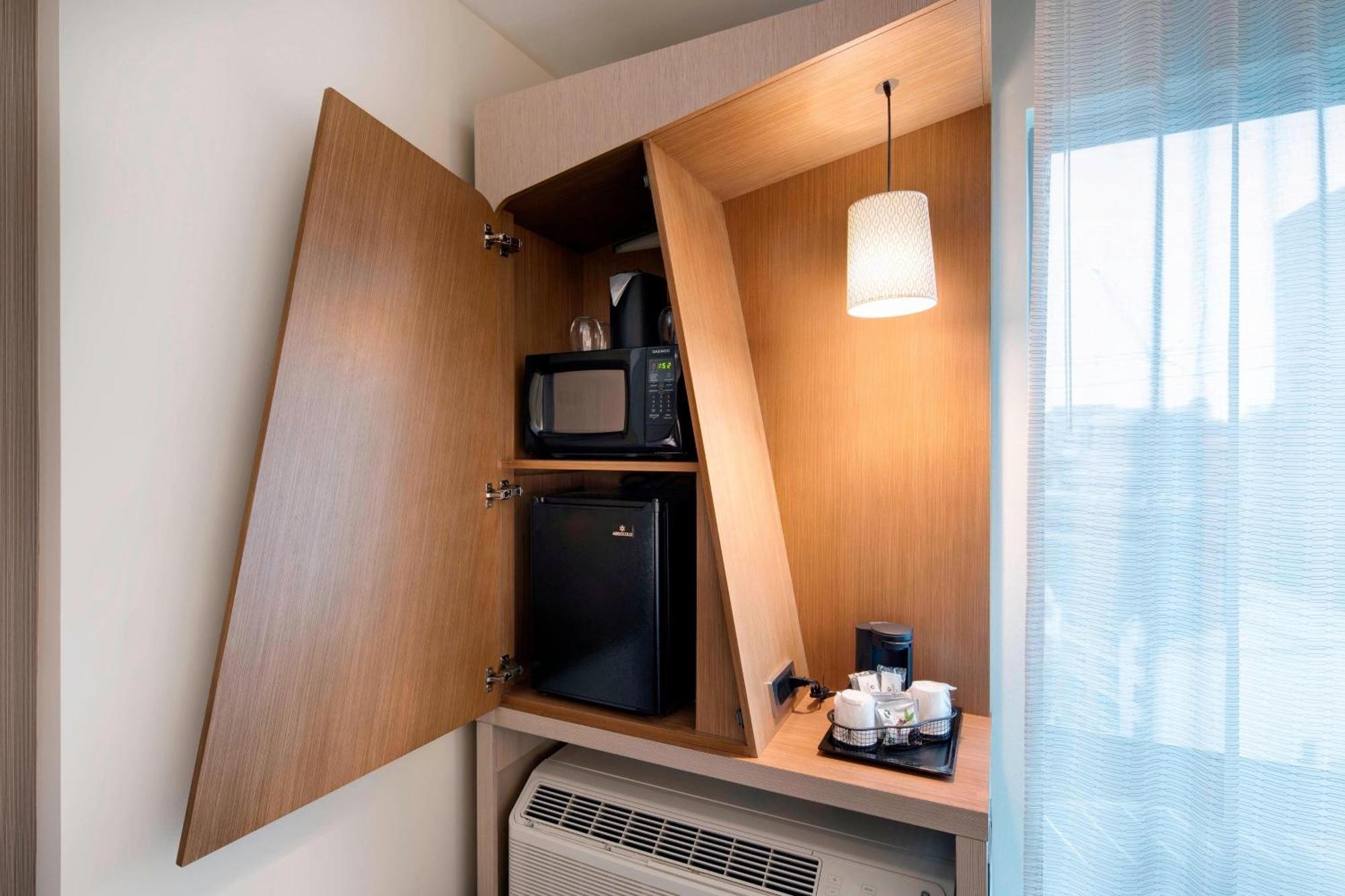 King Room with City View, Sofa Bed and Balcony - Hearing Accessible