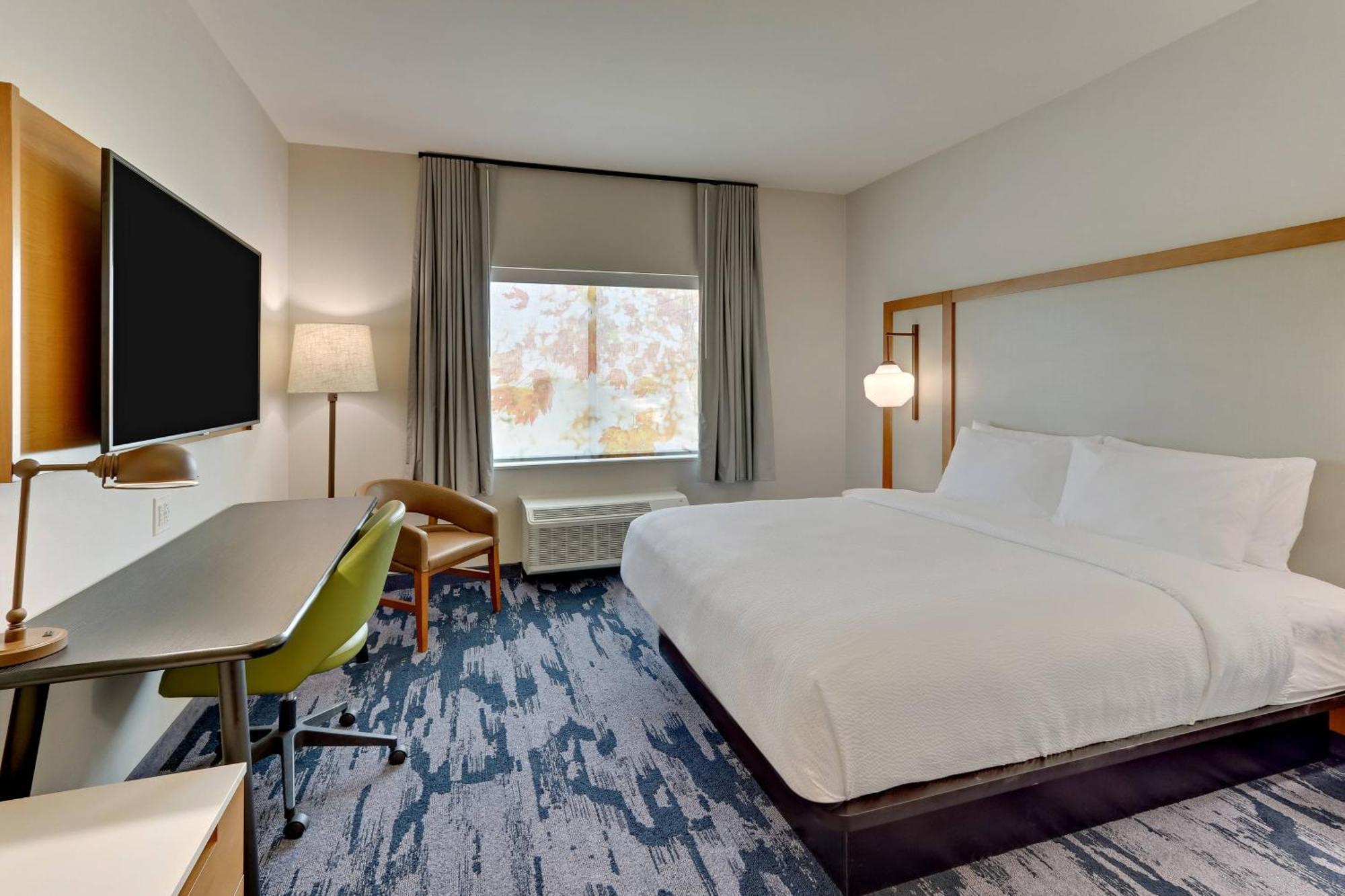 King Room with Roll-In Shower - Mobility Access/Hearing Accessible