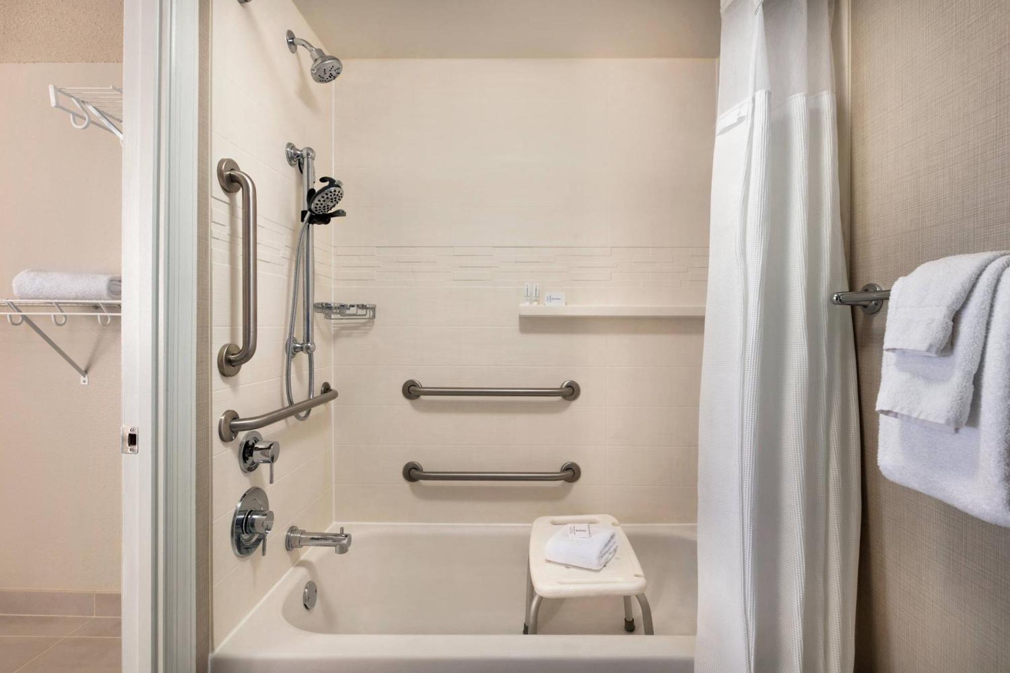 One-Bedroom Queen Suite with City View and Adapted Tub - Mobility and Hearing Accessible