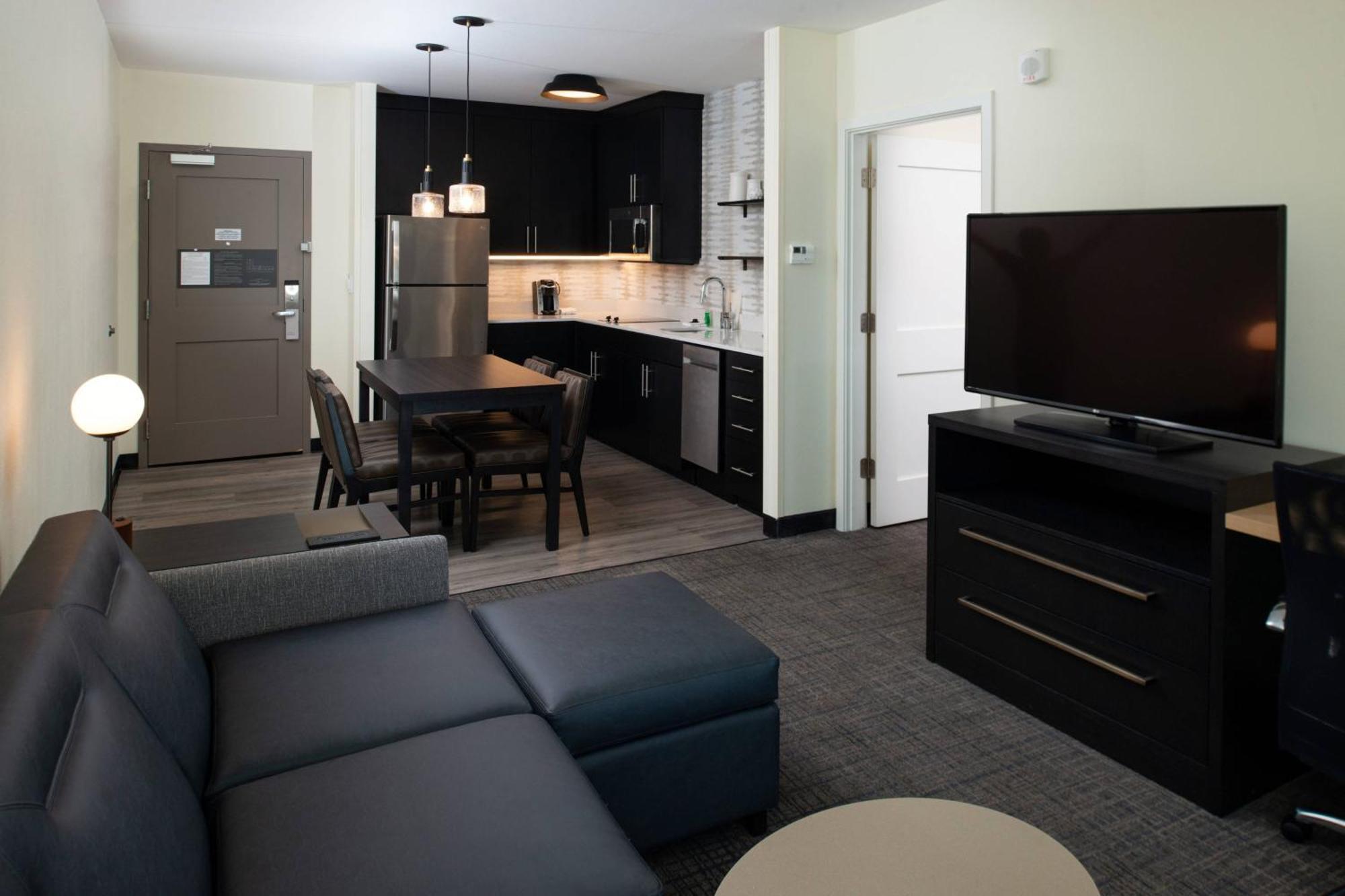 1 Bedroom Suite, 2 Queen, Sofa bed