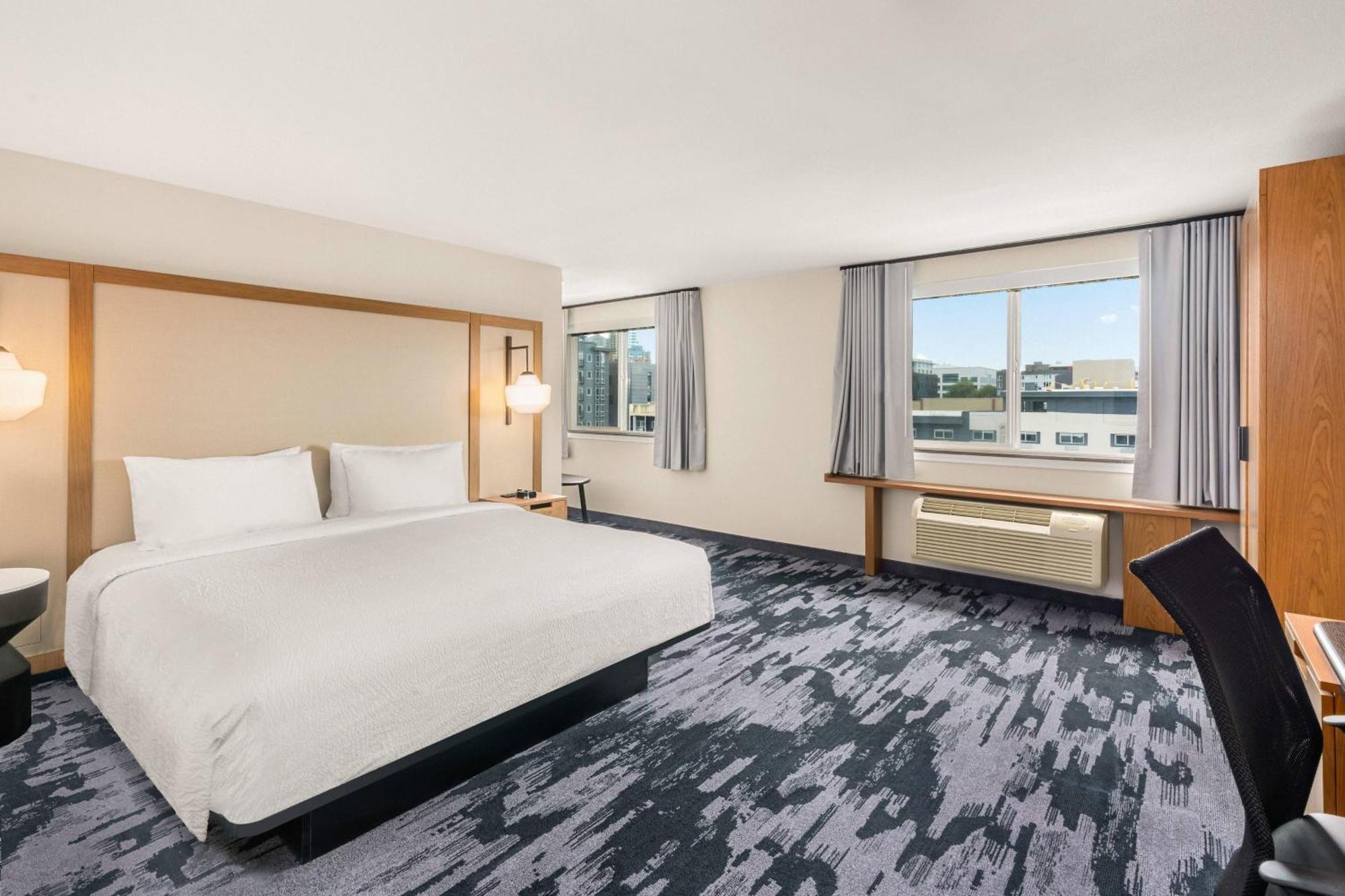 Studio with King Bed, Landmark View and Bathtub - Mobility Access