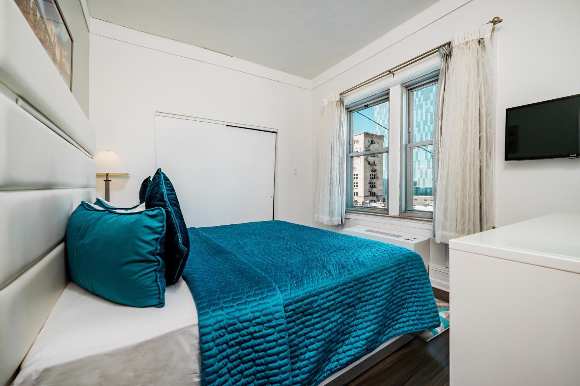 King Room with Lake View - Non-Smoking