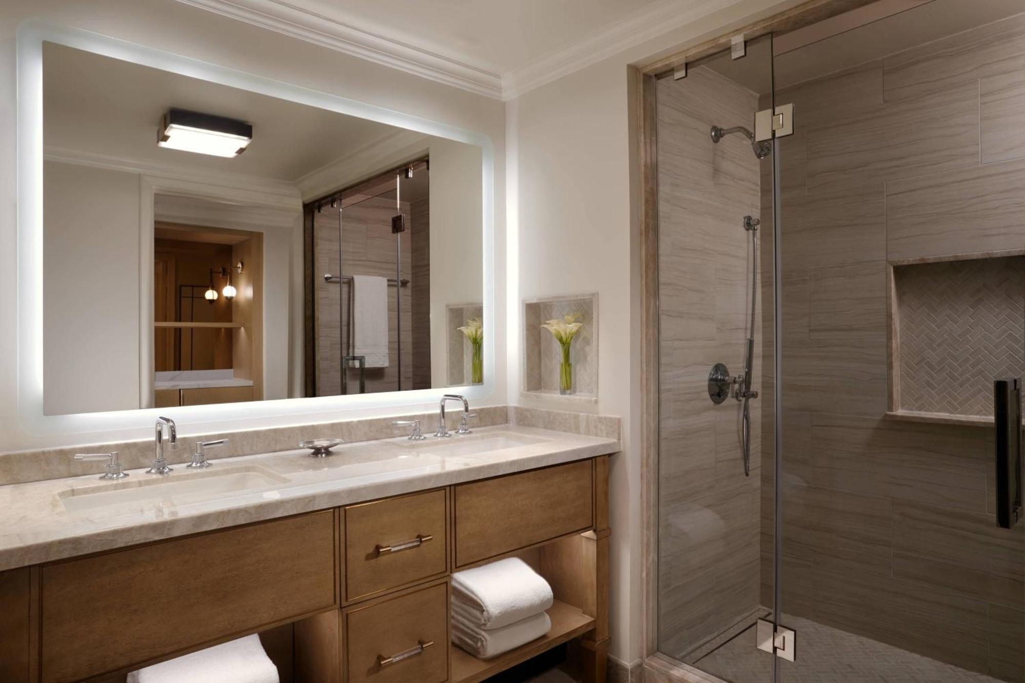 Coastal View Queens, Guest room, 2 Queen, Balcony (Mobility Accessible w/Roll-in Shower)